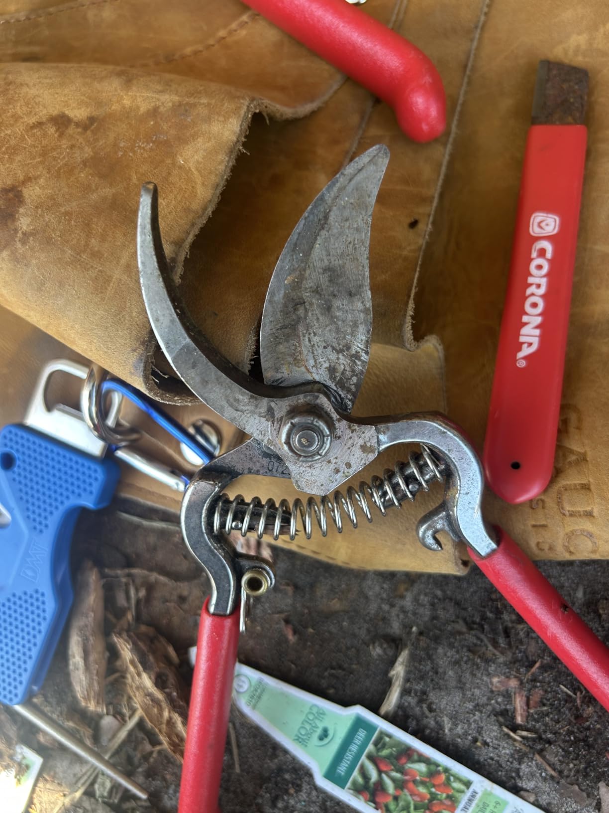 Okatsune 103 Bypass Pruners General Purpose Medium - 1