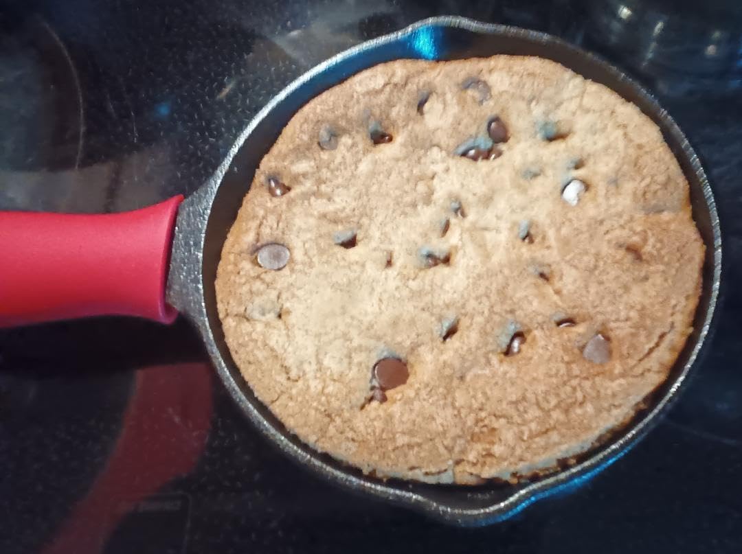 Lodge Seasoned Cast Iron Skillet 10.25 Inches - PFAS-Free, Non-Toxic Cookware - Use with an Oven, Stove, Grill, or Campfire customer photo 2