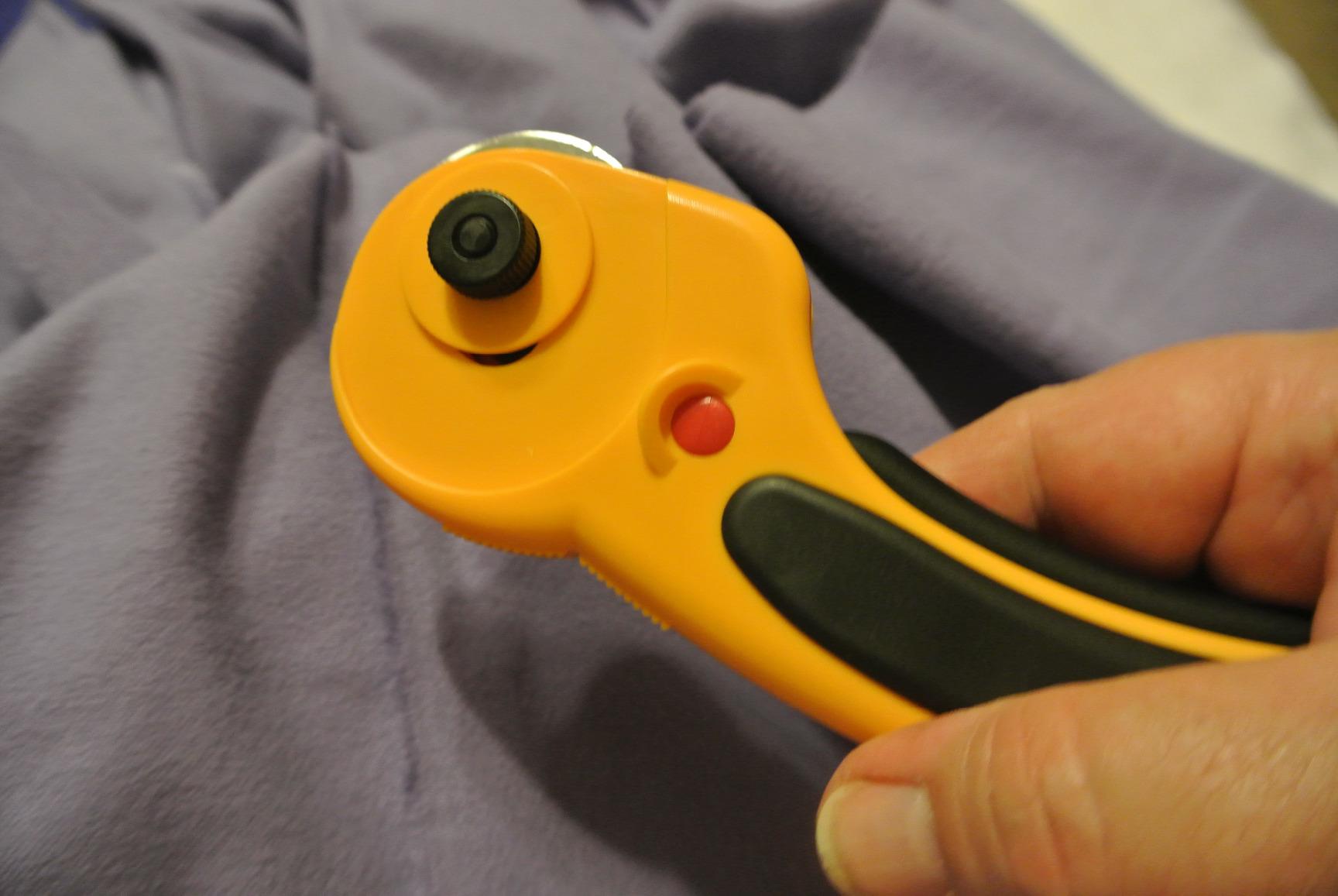 OLFA 45mm Ergonomic Rotary Cutter (RTY-2/DX) - Rotary Fabric Cutter with Blade Cover and Squeeze Trigger for Quilting, Sewing, Crafts customer photo 1