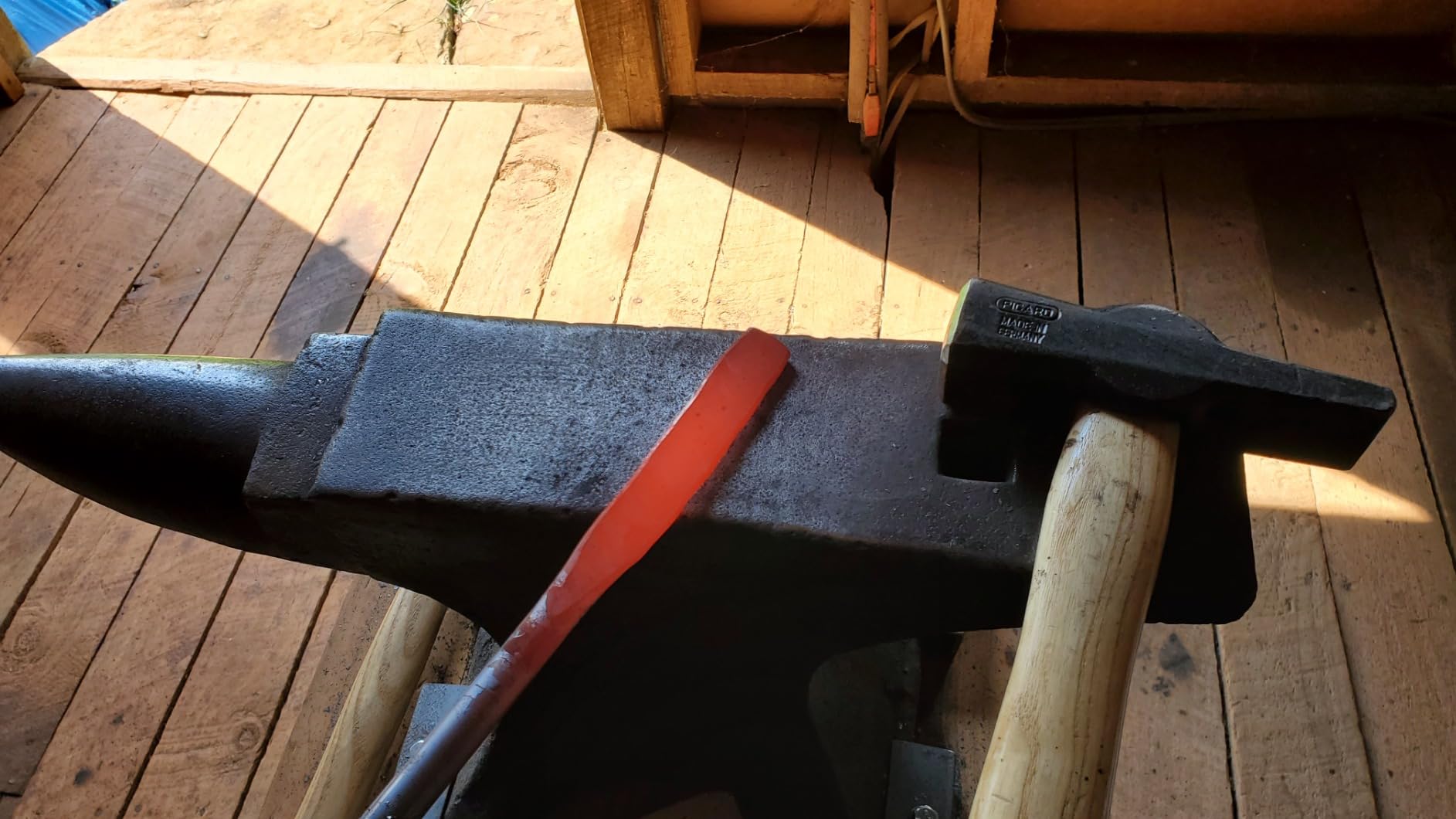 Picard Blacksmith Hammer 1500g - Swedish Pattern, Cross Peen Hammer, Forged Alloyed Steel Head, Chamfered Edges, Black Powder Coated, Dual Curved Ash Handle - 0000811-1500 customer photo 1