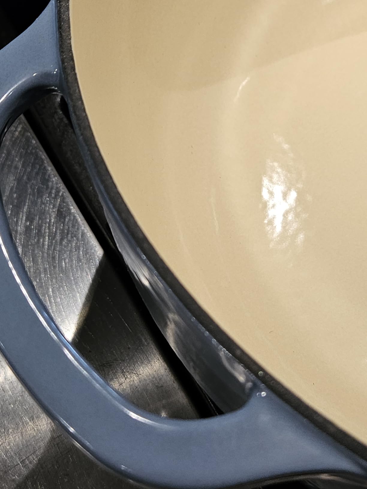 Lodge Essential Enamel Cast Iron Dutch Oven with Lid - Oven-Safe Enamel Cookware up to 500 F - Heat-Retaining Braising & Roasting Pot - Non-Toxic Cookware - 7.5 Quart, Island Spice Red customer photo 1