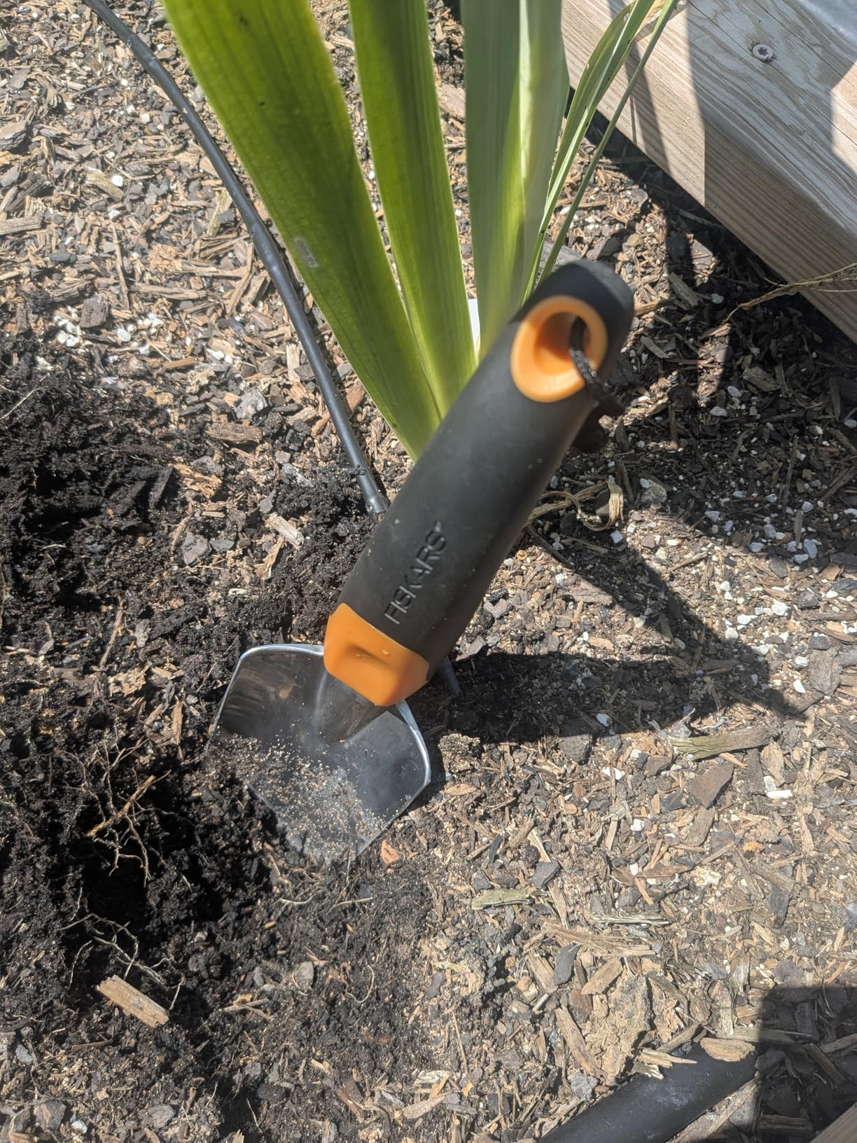 Fiskars Trowel, Heavy Duty Gardening Hand Tool with Hang Hole, For Digging and Planting, Rust Resistant Cast Aluminum, Ergonomic Handle and Comfort Grip, Gardening Tools for Yard customer photo 1