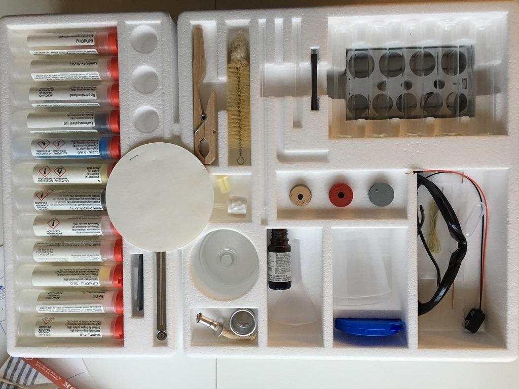 Thames & Kosmos Chem C2000 - Advanced Chemistry Set customer photo 2