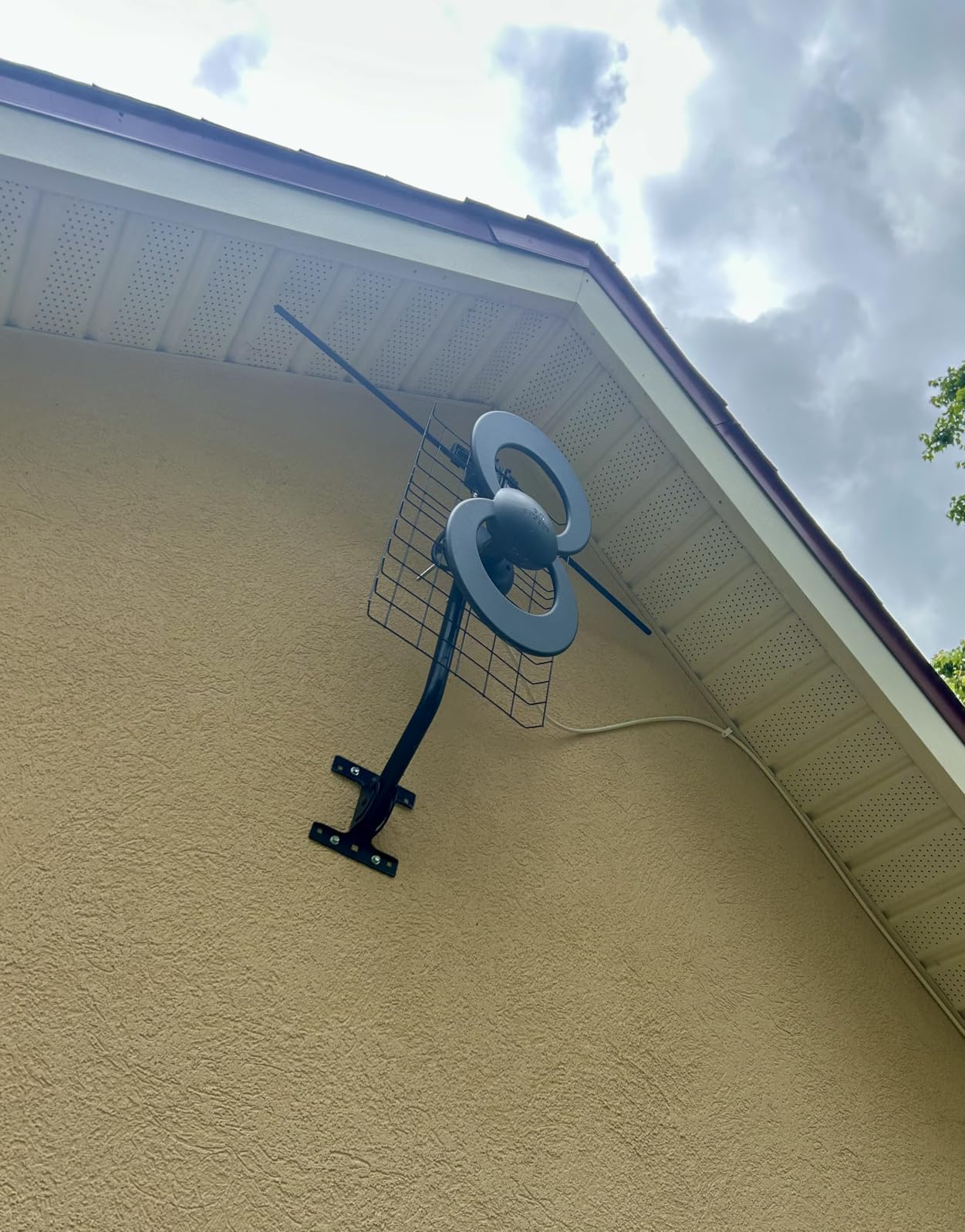 Antennas Direct ClearStream 2V Indoor Outdoor TV Antenna UHF VHF Multi-Directional, 60+ Mile Range, 4K 8K UHD, NEXTGEN TV - w/Reflector, 20-inch Mast customer photo 1