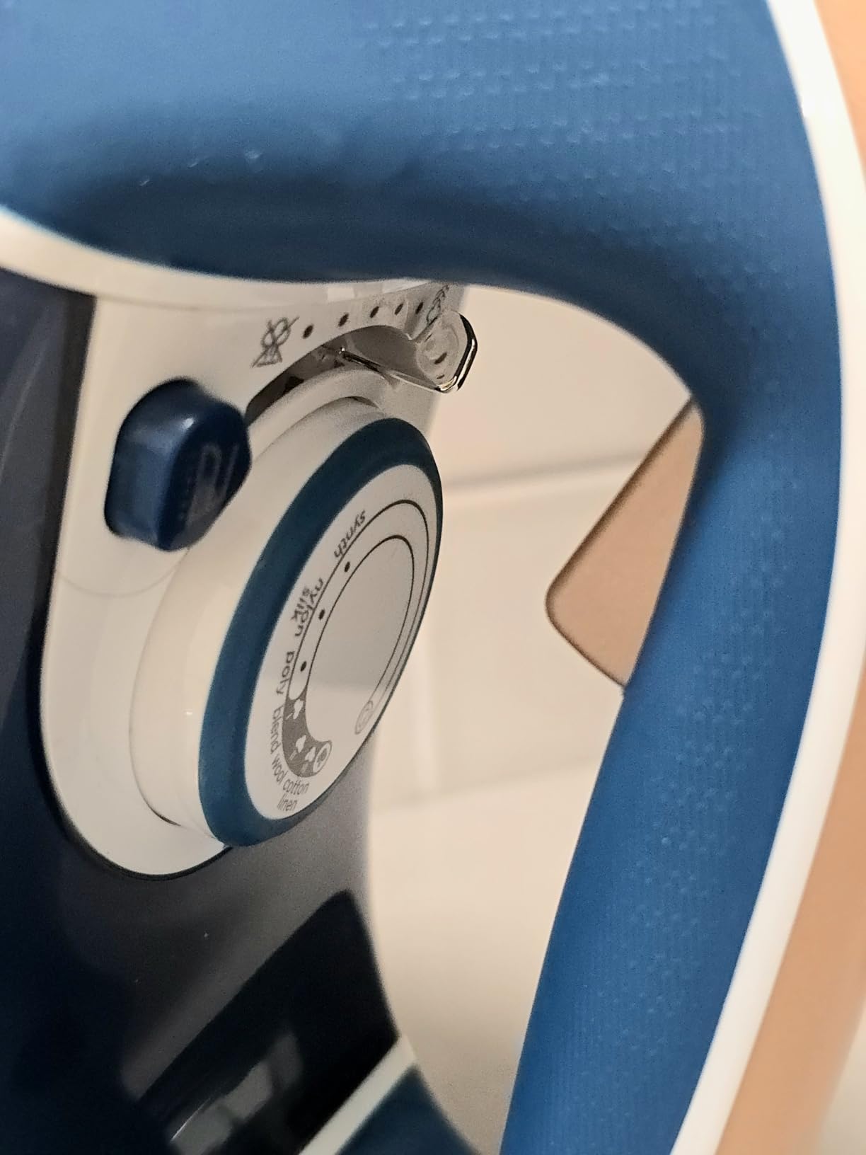 BLACK+DECKER Allure Professional Steam Iron, Blue, D3030 customer photo 1