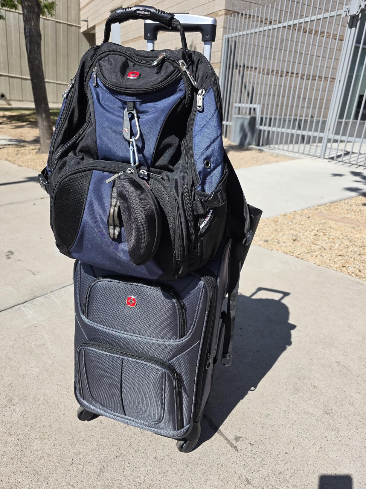 SWISSGEAR Sion Softside Expandable Spinner Luggage Durable Lightweight Travel Suitcase, Black, Carry-On 21-Inch customer photo 1