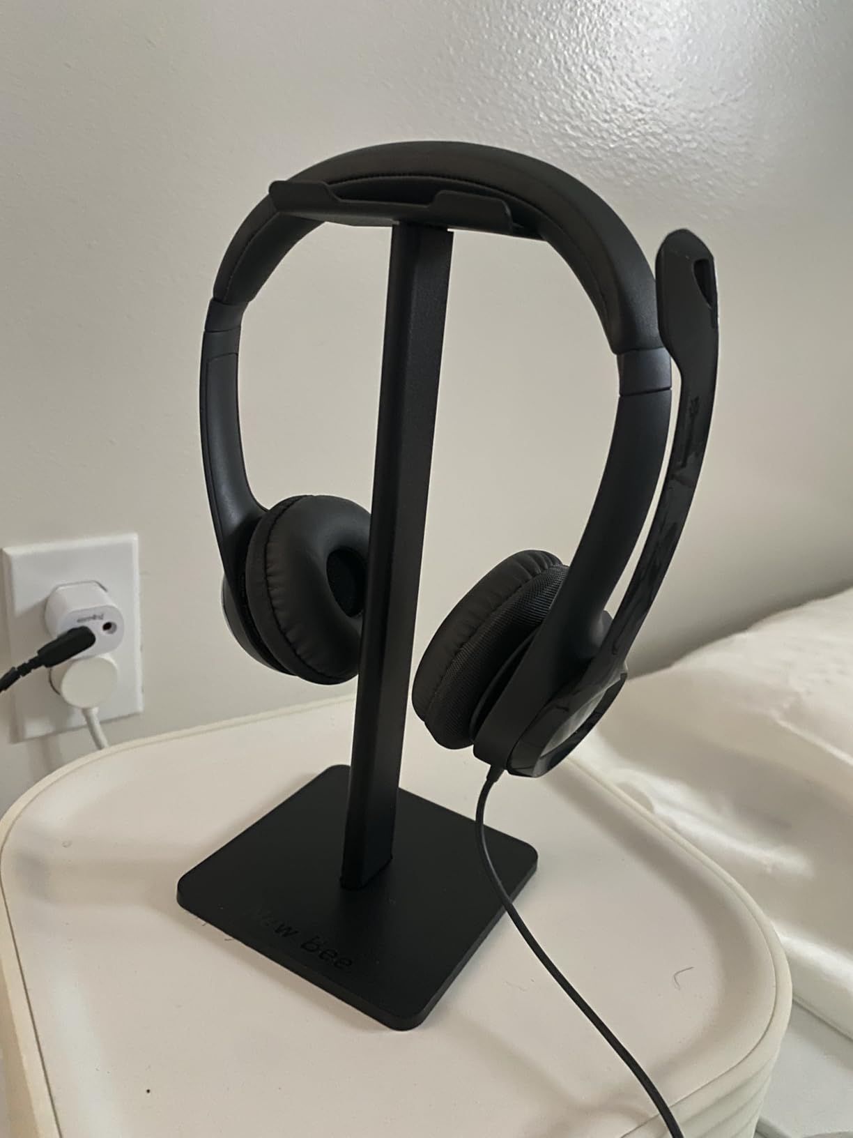 New bee Headphone Stand Headset Holder Earphone Stand with Aluminum Supporting Bar Flexible Headrest ABS Solid Base for All Headphones Size (Black) customer photo 1