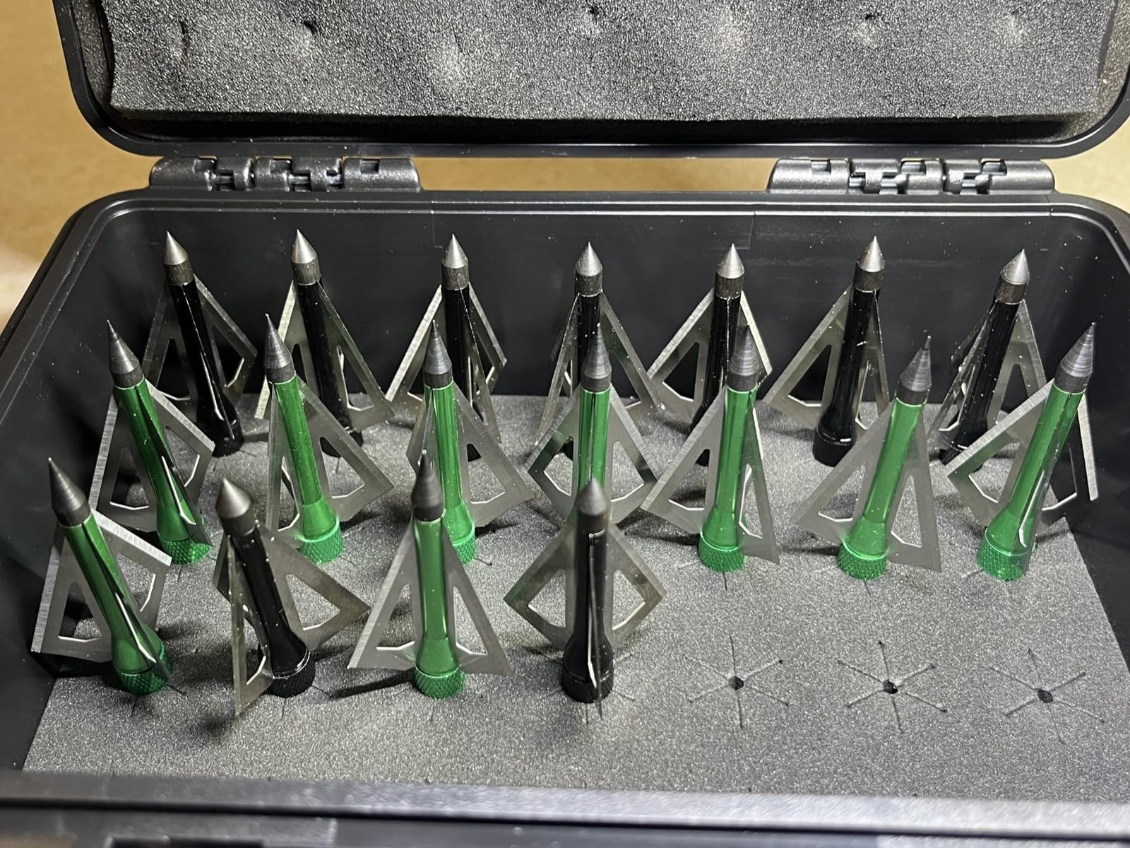 Hunting Broadheads, 12PK 3 Blades Archery Broadheads 100 Grain Screw-in Arrow Heads Arrow Tips Compatible with Traditional Bows and Compound Bow customer photo 2