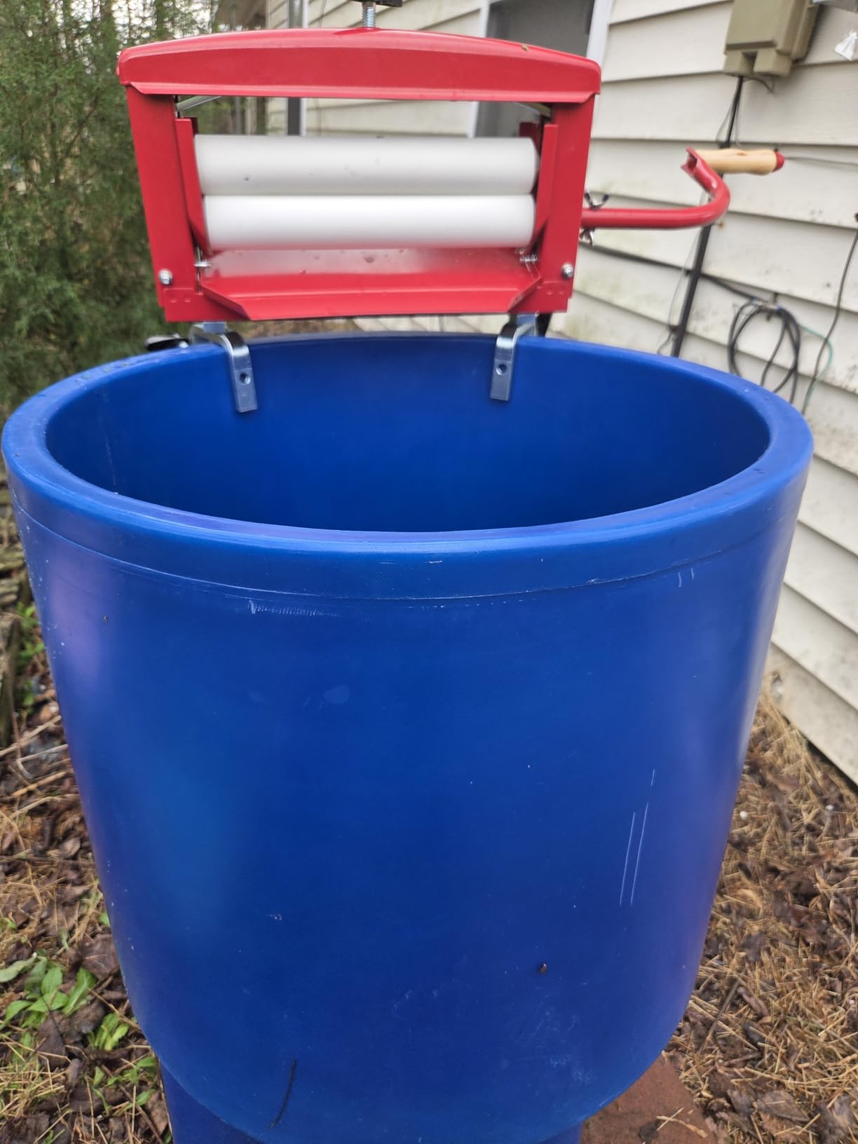 Northwood Calliger Clothes Wringer - Manual Laundry Wringer for Better Moisture Removal Than Portable Washers or Dryers - Heavy-Duty Off-Grid Washing Machine Alternative - Red customer photo 1