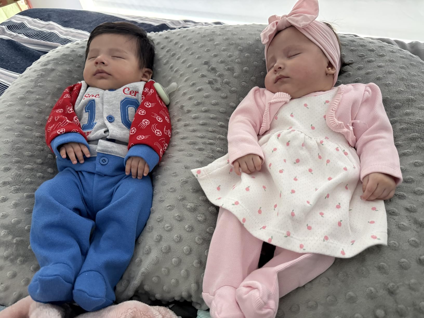 Twin Z The Pillow - 6 uses in 1 Twin Pillow, Grey Plus Free Travel Bag customer photo 2