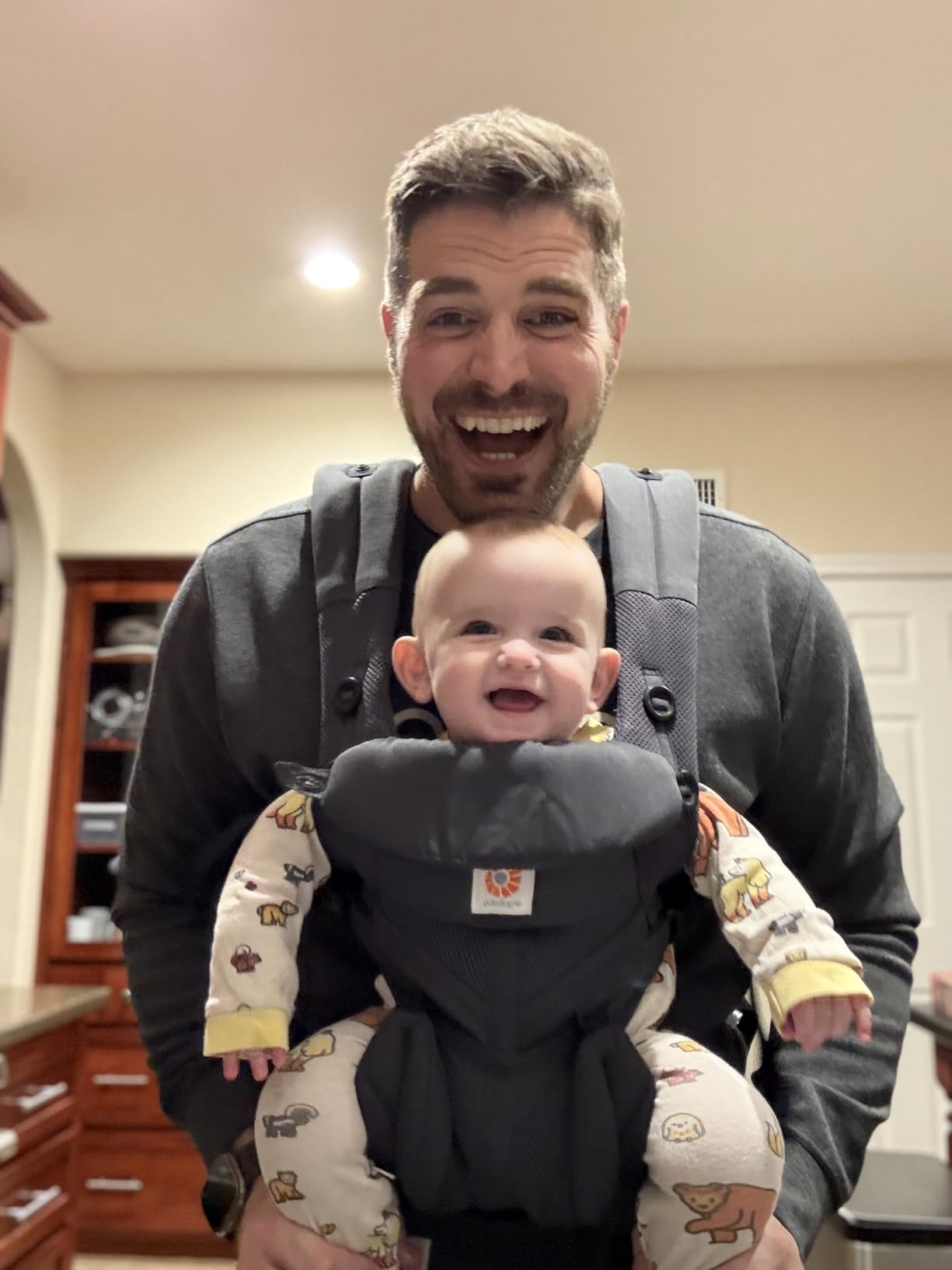 Ergobaby Omni Classic Baby Carrier for Newborn to Toddlers 0-48 Months (7-45 lbs) - 4-Position 100% Premium Cotton Baby Carrier with Ergonomic Support - Pure Black customer photo 1