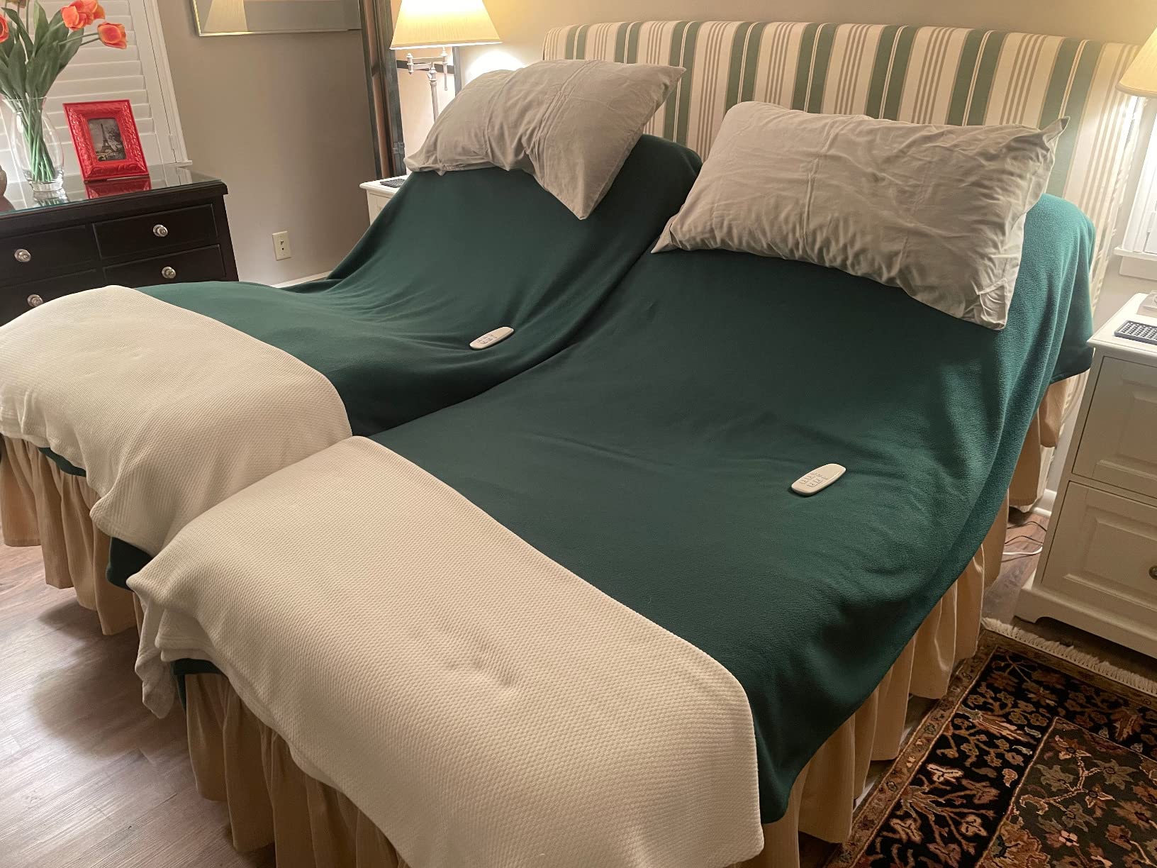 LUCID L300 Adjustable Bed Frame - Head and Foot Incline - USB - Wireless Remote - Easy 2 Person Assembly - Quiet Motor - Relax - TV - Working - Reading - Ergonomic - Electric Bed Base - Queen Size customer photo 1
