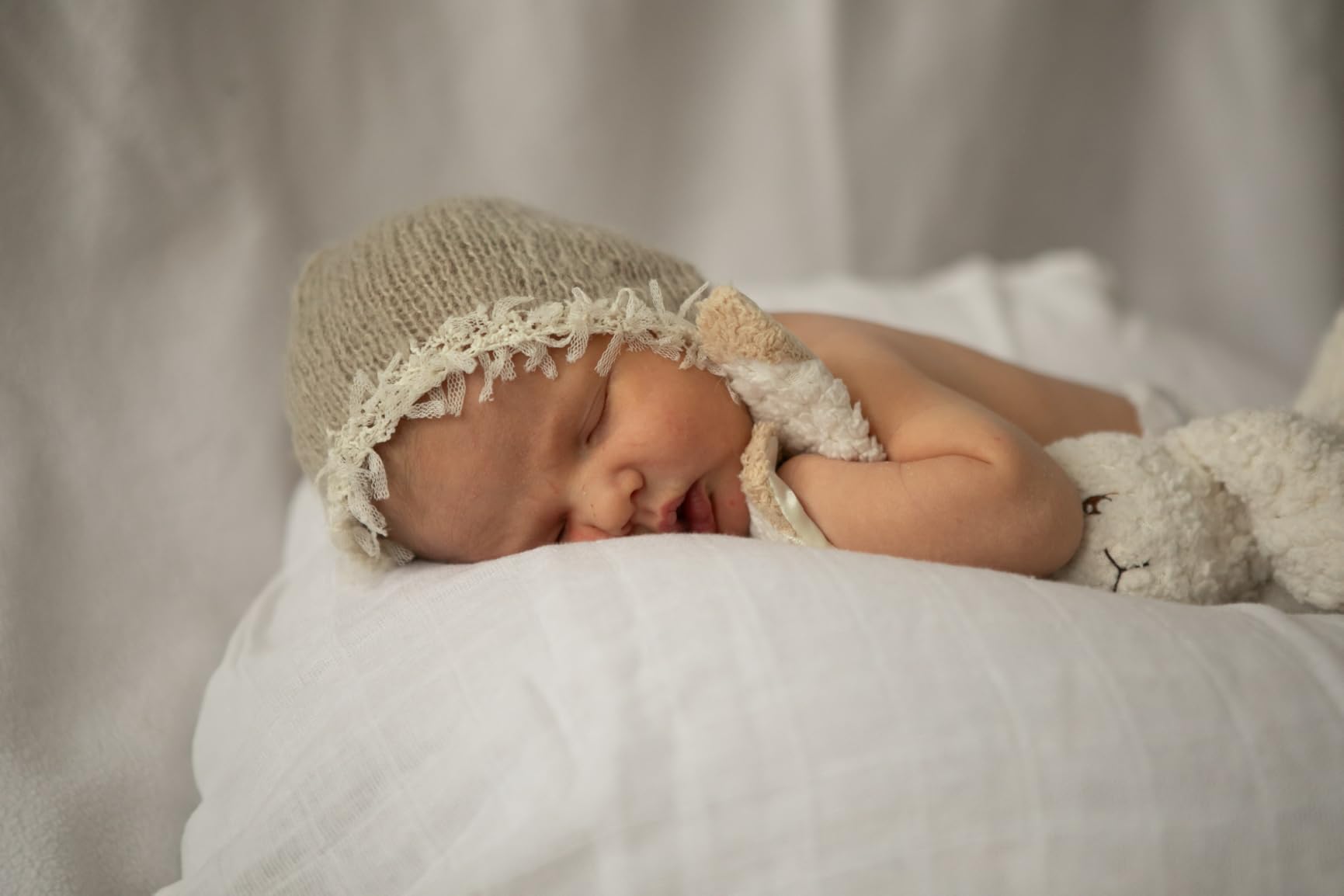Zeroest Baby Photography Props Luxurious Hat Photo Shoot Outfits Newborn Girl Crochet Infant Knitted Hats (Beige) customer photo 1