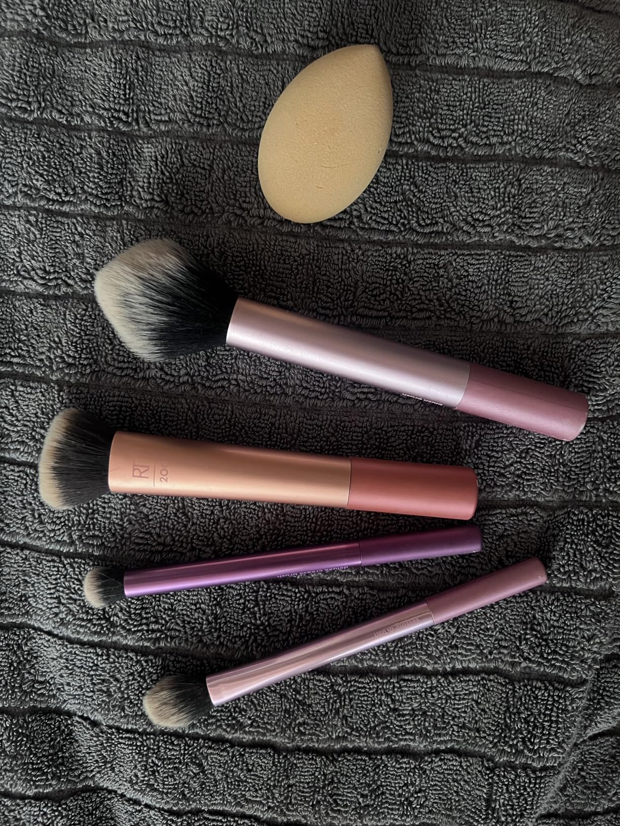 Real Techniques 5 Piece Everyday Essentials Makeup Brush Set, Includes 4 Brushes & Makeup Sponge, For Foundation, Blush, Bronzer, Contour, Eyeshadow, & Powder, Travel Gift Set, Cruelty-Free & Vegan customer photo 1