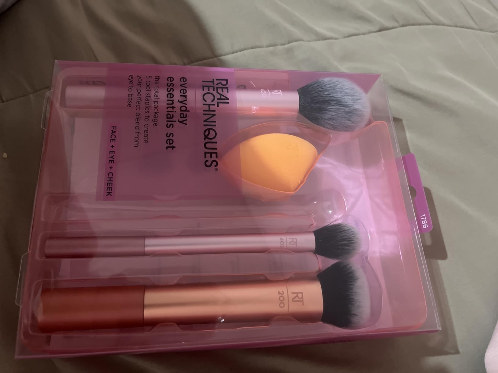 Real Techniques 5 Piece Everyday Essentials Makeup Brush Set, Includes 4 Brushes & Makeup Sponge, For Foundation, Blush, Bronzer, Contour, Eyeshadow, & Powder, Travel Gift Set, Cruelty-Free & Vegan customer photo 2