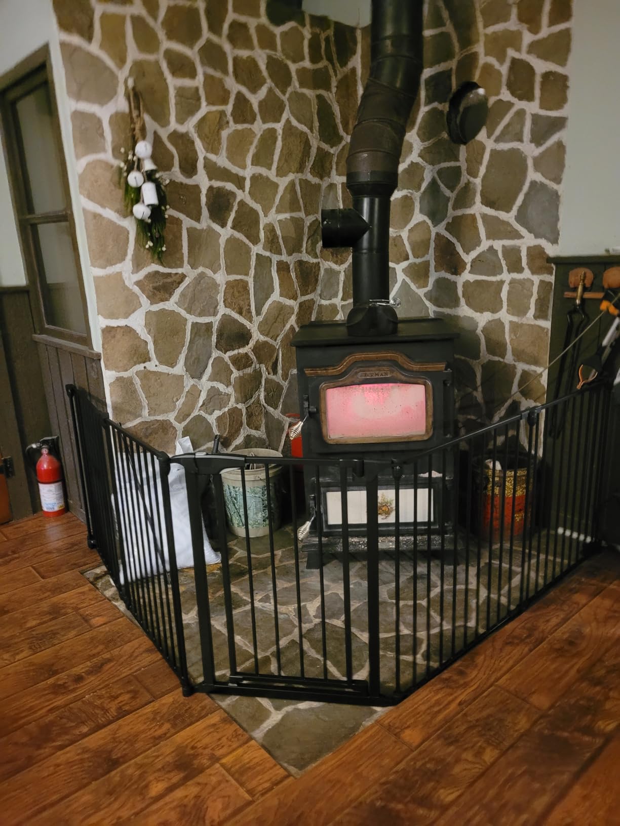 Bonnlo 120.5-Inch Metal Fireplace Fence Guard 5-Panel Baby Safety Gate/Barrier/Play Yard with Door Christmas Tree Fence Hearth Gate for Kids/Pet/Toddler/Dog/Cat, Black customer photo 1