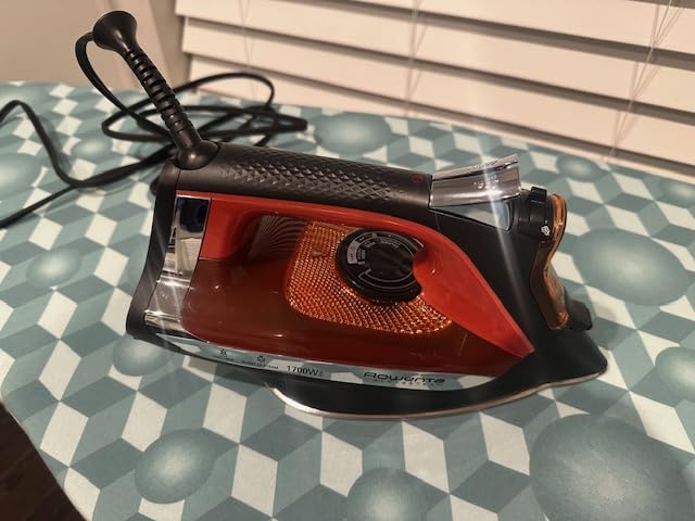 Rowenta Access Steam Iron, Clothes Iron with Steamer, Vertical Steaming, Maximum Steam Distribution, Anti-Drip Protection, Red customer photo 1