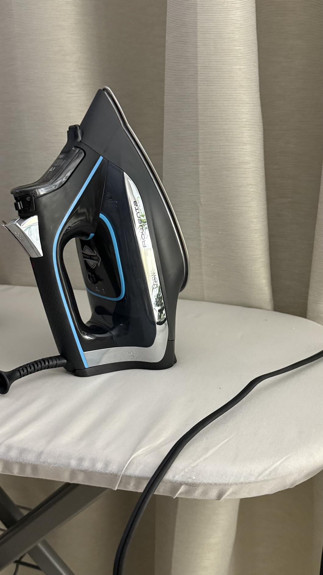 Rowenta Smart Temp Stainless Steel Soleplate Steam Iron for Clothes, 380 Microsteam Holes, 1725 Watts Ironing, Auto-Off, Fabric Steamer, Black Clothes Iron, DW3261, Black customer photo 1