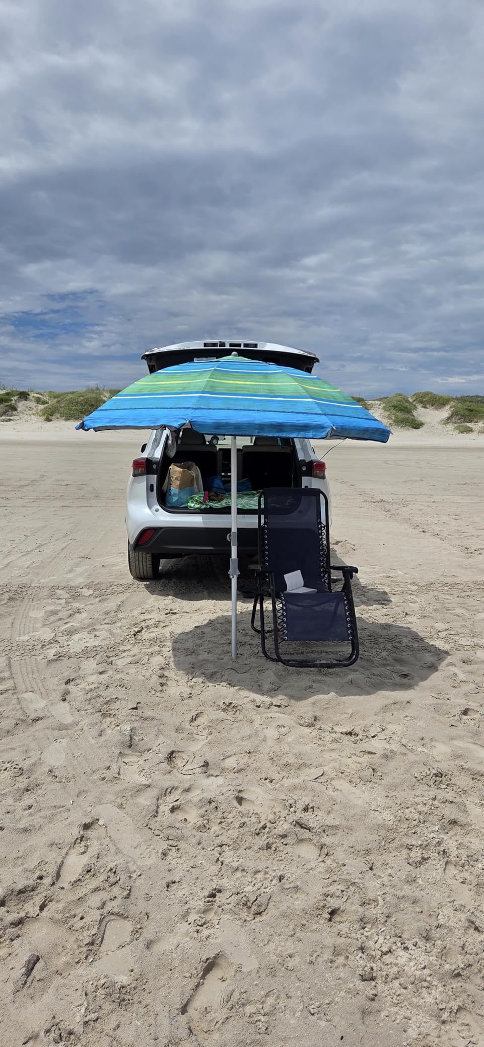 Blissun 7.2' Beach Umbrella with Sand Anchor, Outdoor Portable Beach Umbrella for Sand with Tilt Pole, Carry Bag, Air Vent customer photo 1