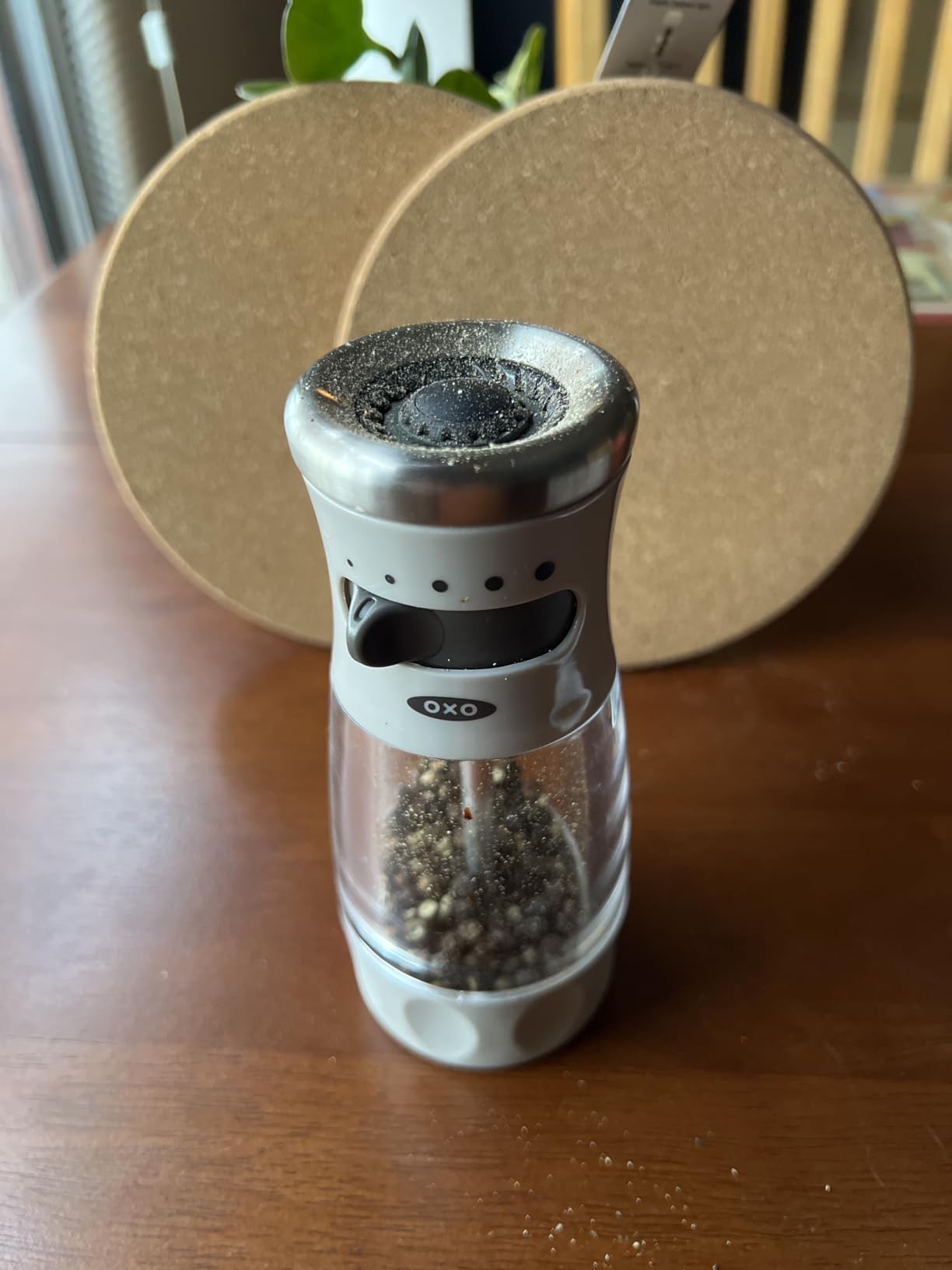 OXO Good Grips Contoured Mess-Free Pepper Grinder, Adjustable Ceramic Grinder with Five Settings, Black Pepper Mill for Home and Kitchen, Spice Tool and Kitchen Gadget customer photo 1