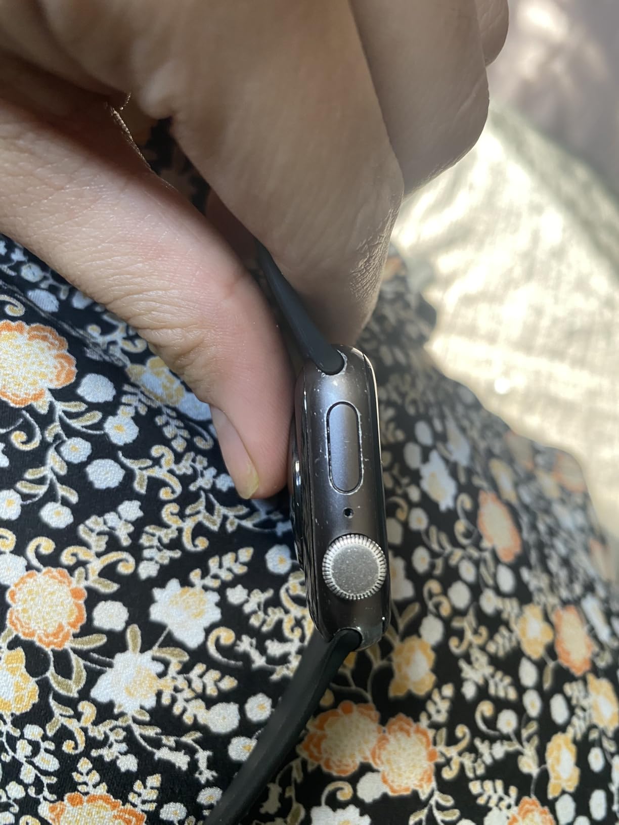 Apple Watch SE (GPS, 40mm) - Space Gray Aluminum Case with Black Sport Band (Renewed) customer photo 2