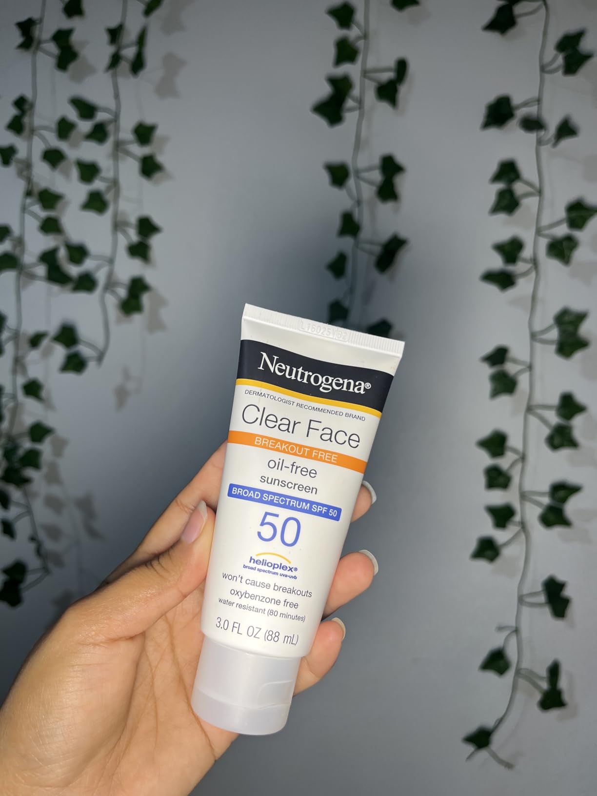 Neutrogena Clear Face Sunscreen Lotion for Acne-Prone Skin, Broad Spectrum SPF 50, Sunscreen for Face & Oily Skin, Oil-,Fragrance- & Oxybenzone-Free, Water Resistant, Matte, Unscented, 3 Fl Oz customer photo 2