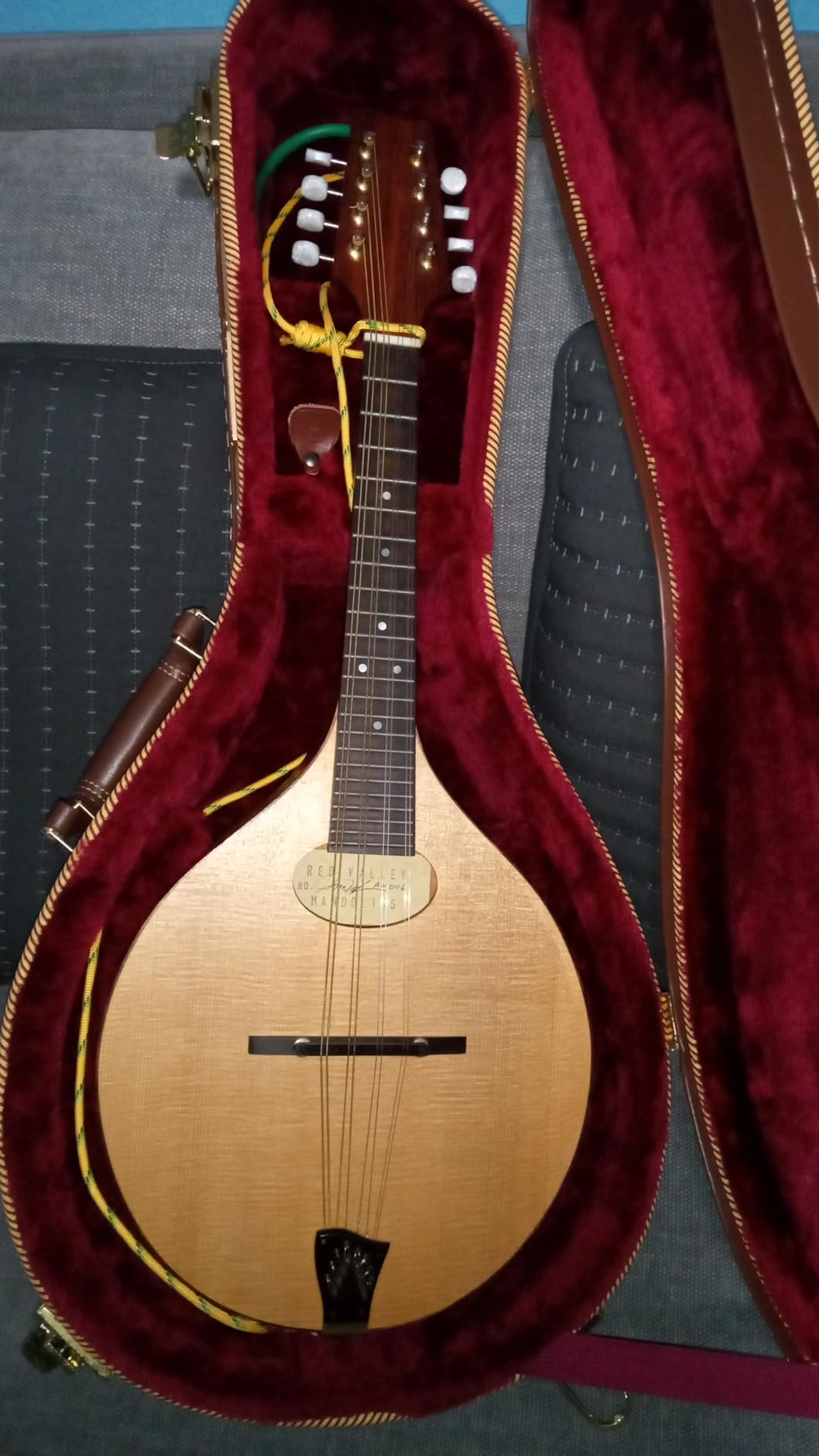 Crossrock Hard Shell Case for A-Style Mandolin in Vintage Brown(CRW620MABR) customer photo 1