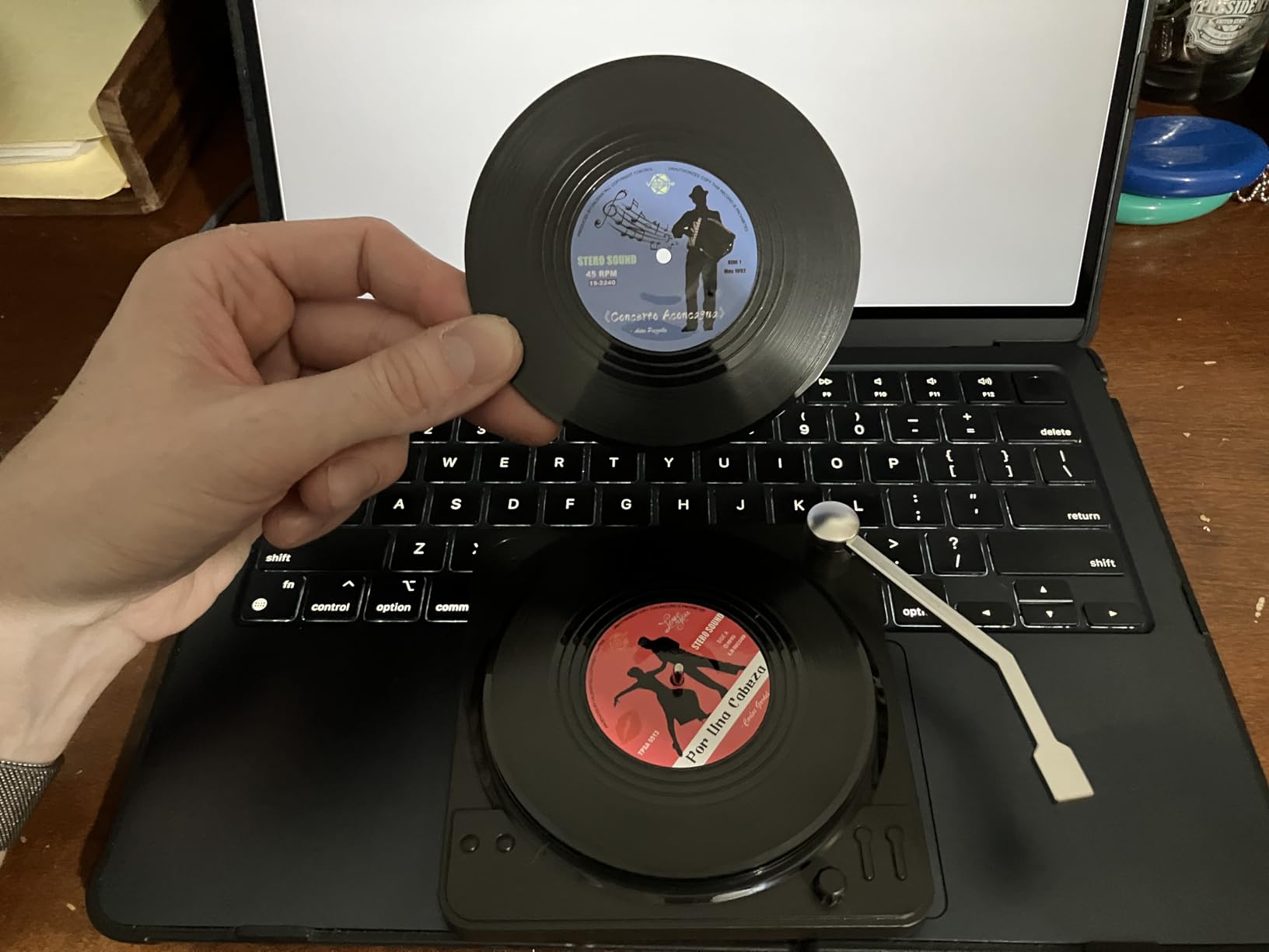 Valdivia Funny Retro Vinyl Record Coasters with Player, 6 Pcs Music Coasters for Drinks, Bars, Party, Birthday Gifts for Music Lovers, Home Decor Housewarming and White Elephant Gifts Ideas customer photo 2