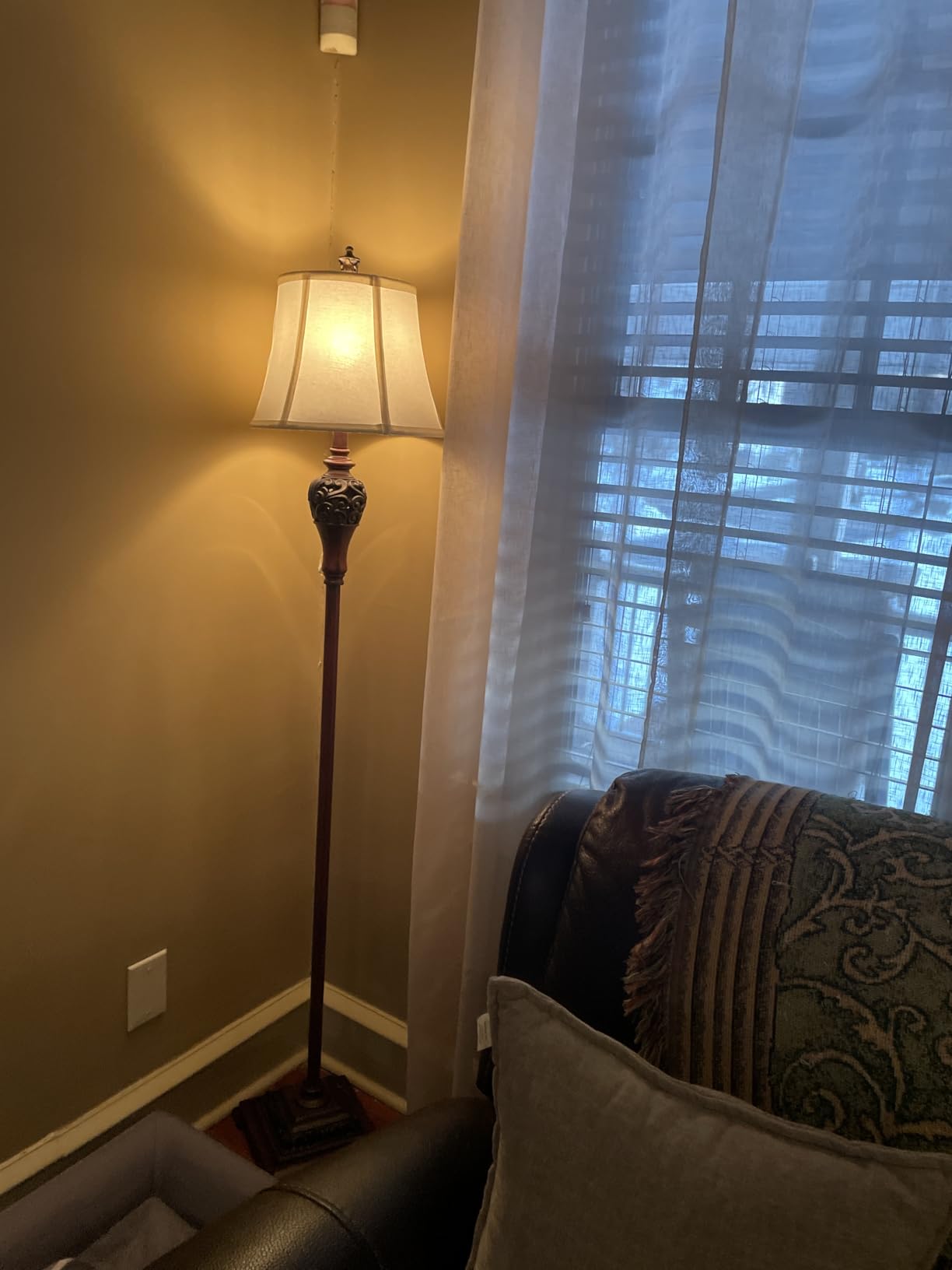 Sucolite Vintage Floor Lamp for Living Room, Traditional Farmhouse Tall Standing Lamp, Mid-Century Antique Pole Lamp for Bedroom Reading with White Fabric Shade, Rustic Bright Lighting Home Decor customer photo 1