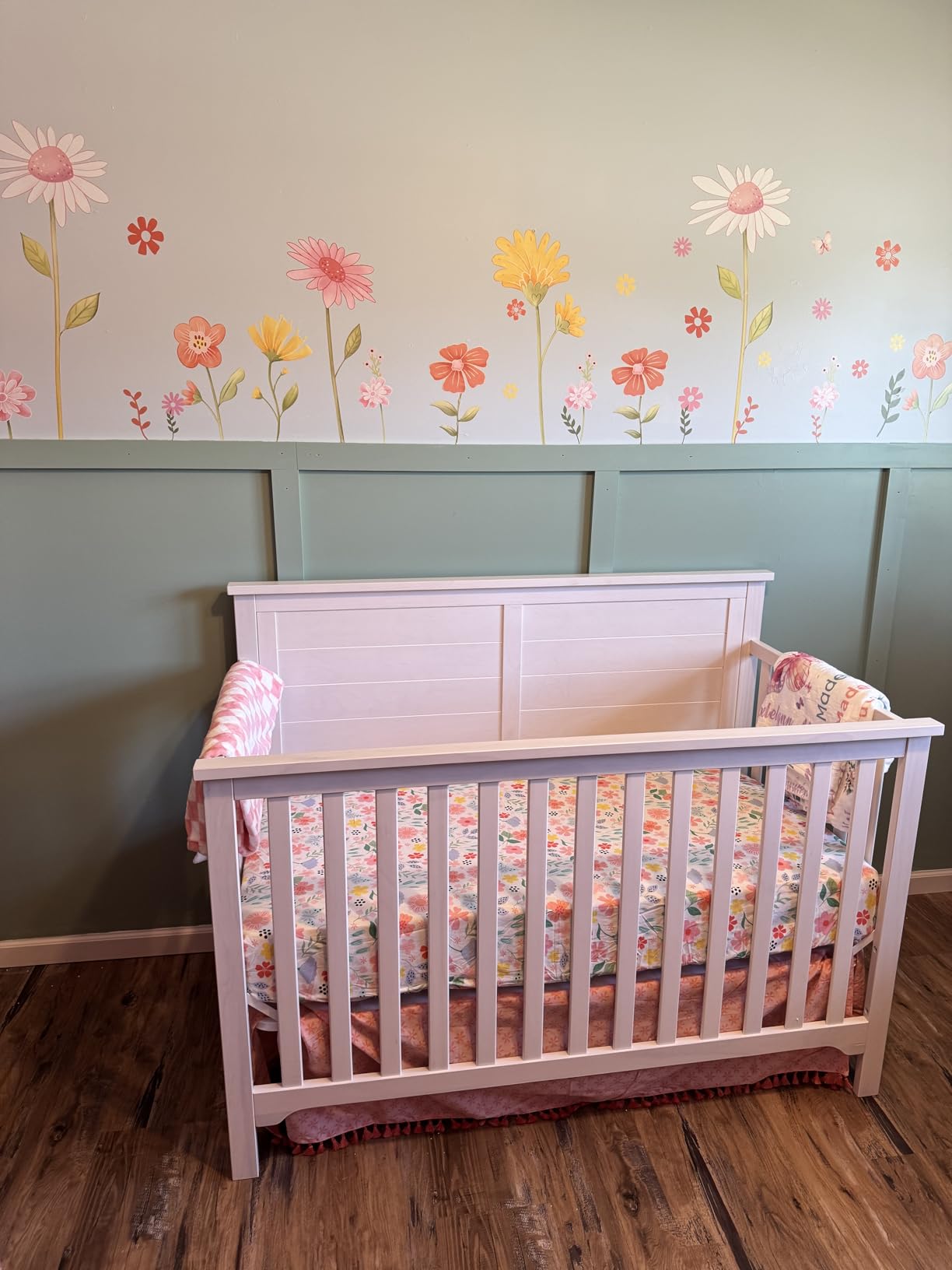 Sorelle Furniture Farmhouse 3-Piece Nursery Set with 4-in-1 Convertible Crib, 4-Drawer Dresser, and Changing Table with Shelves, Baby Furniture Made of Wood, Non-Toxic Finish - Weathered White customer photo 1