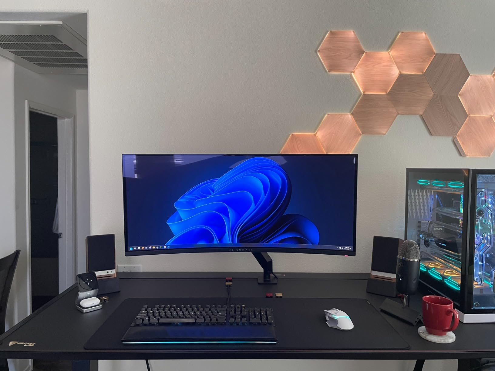 Razer Strider Hybrid Mouse Mat with a Soft Base & Smooth Glide: Firm Gliding Surface - Anti-Slip Base - Rollable & Portable - Anti-Fraying Stitched Edges - Water-Resistant - Large customer photo 2
