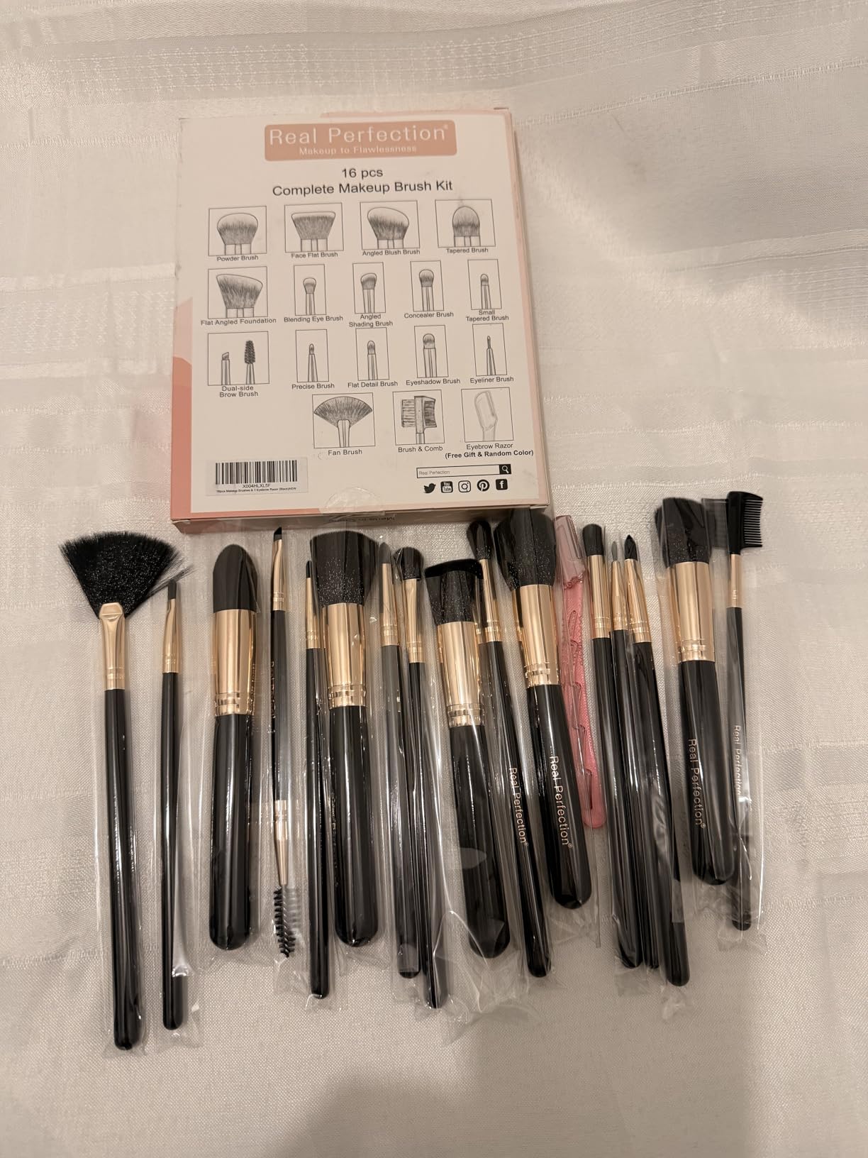 Real Perfection Makeup Brush Set 16 Pcs with 1 Eyebrow Razor Premium Synthetic Foundation Powder Concealers Eyeshadow Blush Makeup Brushes Kit customer photo 1