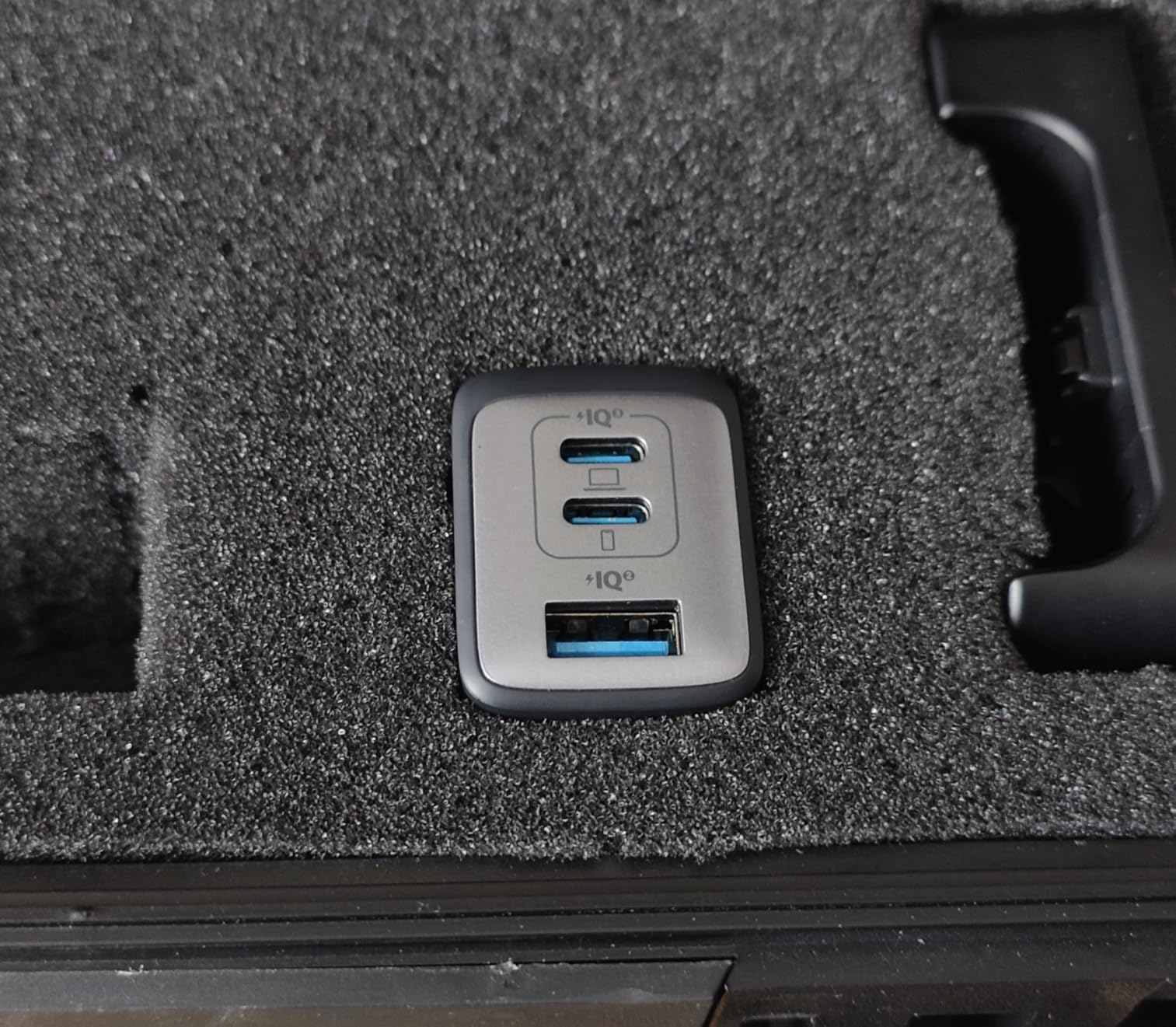 Anker Charger, 65W 3-Port Fast Compact Foldable USB C Charger Block for MacBook Pro/Air, iPad Pro, Galaxy S20, Dell XPS 13, Note 20/10+, iPhone 17 Series, Steam Deck, and More customer photo 2