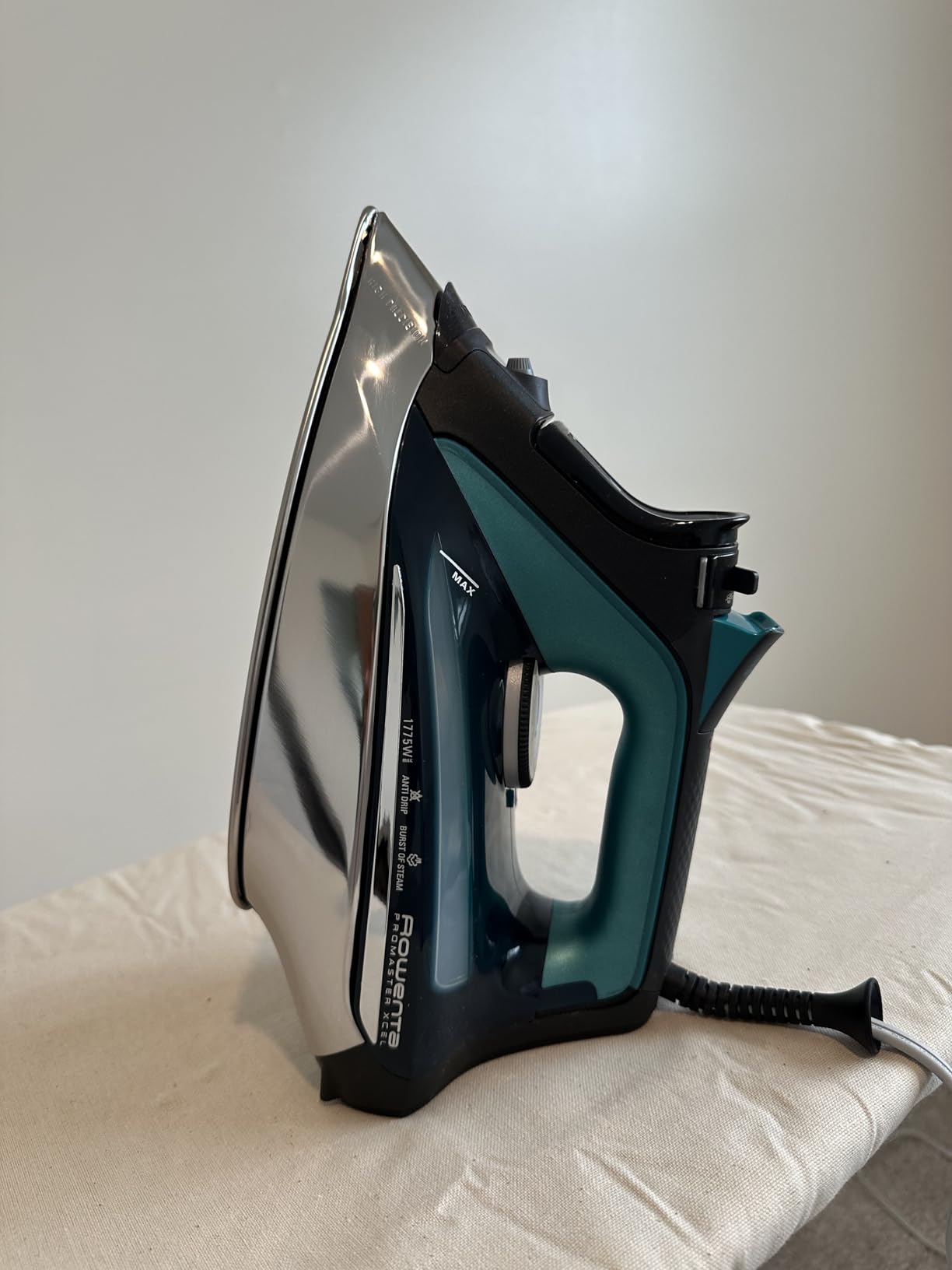Rowenta Pro Master Stainless Steel Soleplate Steam Iron for Clothes, Anti-Drip Protection, 210 g/min, 400 Microsteam Holes, 1775 Watts Iron Steamer for Clothes, Powerful Steam DW8360 customer photo 2