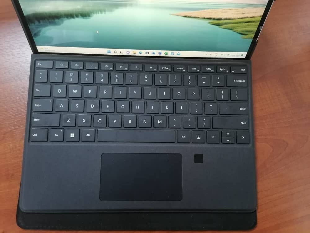 Surface Pro Signature Keyboard with Fingerprint Reader - Black customer photo 1