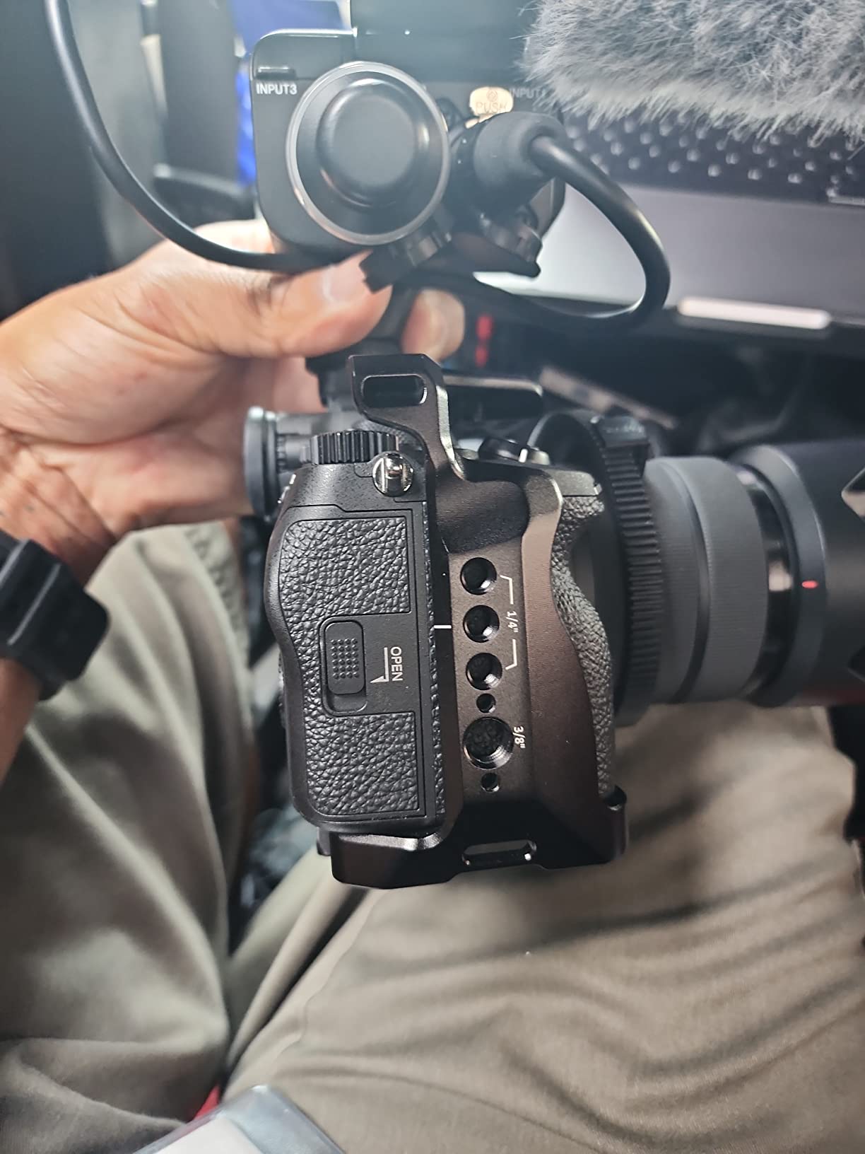 SmallRig HawkLock Quick Release Cage Kit for Sony Alpha 7R V/Alpha 7 IV/Alpha 7S III/Alpha 1 / Alpha 7R IV/Alpha 7 V, Full Cage with Top Handle and Cable Clamp (Upgraded Version) customer photo 2