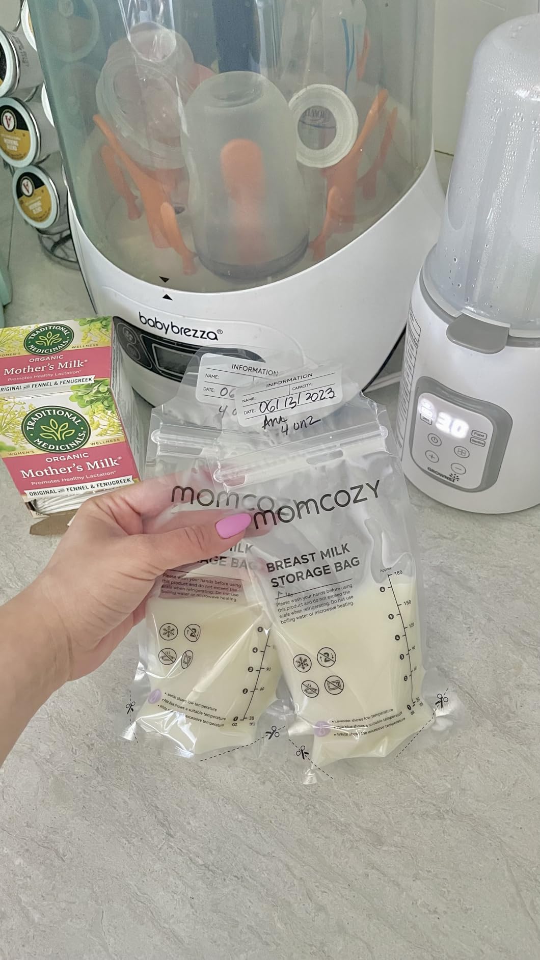 Momcozy Breastmilk Storing Bags, Temp-Sensing Discoloration Milk Storing Bags, Disposable Milk Storage Bag, 6 Ounce Self Standing, No-Leak, 120pcs customer photo 1