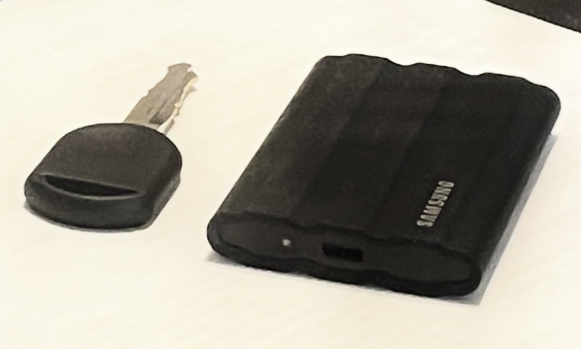 Samsung T7 Shield 1TB, up to 1050MB/s, USB 3.2 Gen2, Rugged, IP65 Rated, for Photographers, Content Creators and Gaming, Portable External Solid State Drive customer photo 1