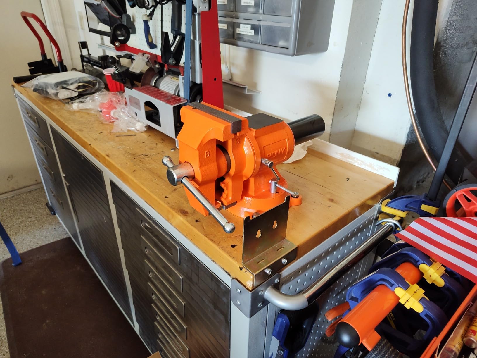 PONY Heavy Duty Bench Vise, 5-inch Jaw Width and Opening, 360-Degree Swivel Base With Anvil, Utility Combination Pipe Home Vise for Woodworking, One-Pair Vise Jaw Pad Included customer photo 1