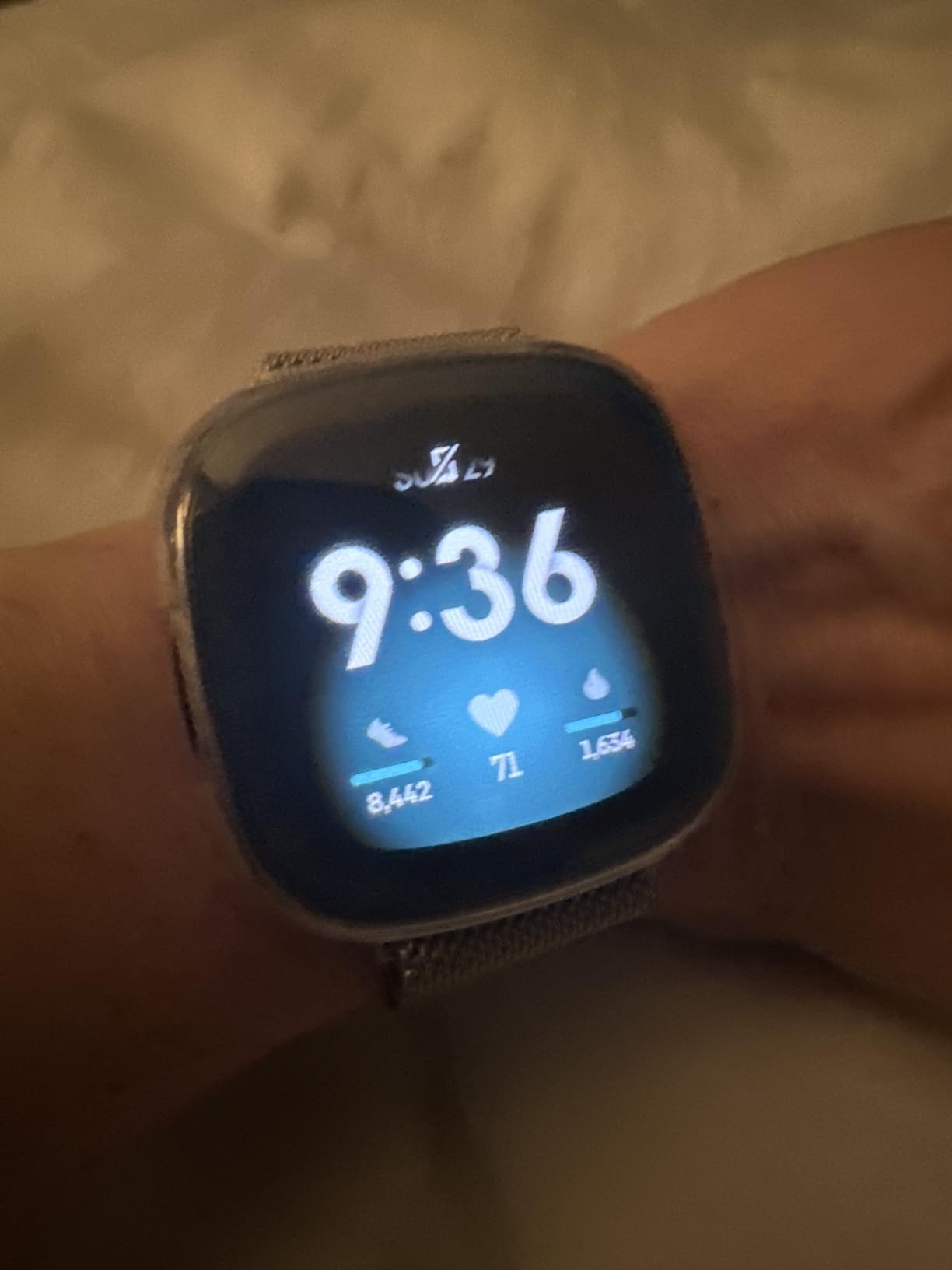 Fitbit Versa 4 Fitness Smartwatch with Daily Readiness, GPS, 24/7 Heart Rate, 40+ Exercise Modes, Sleep Tracking and more, Pink Sand/Copper Rose, One Size (S & L Bands Included) customer photo 2