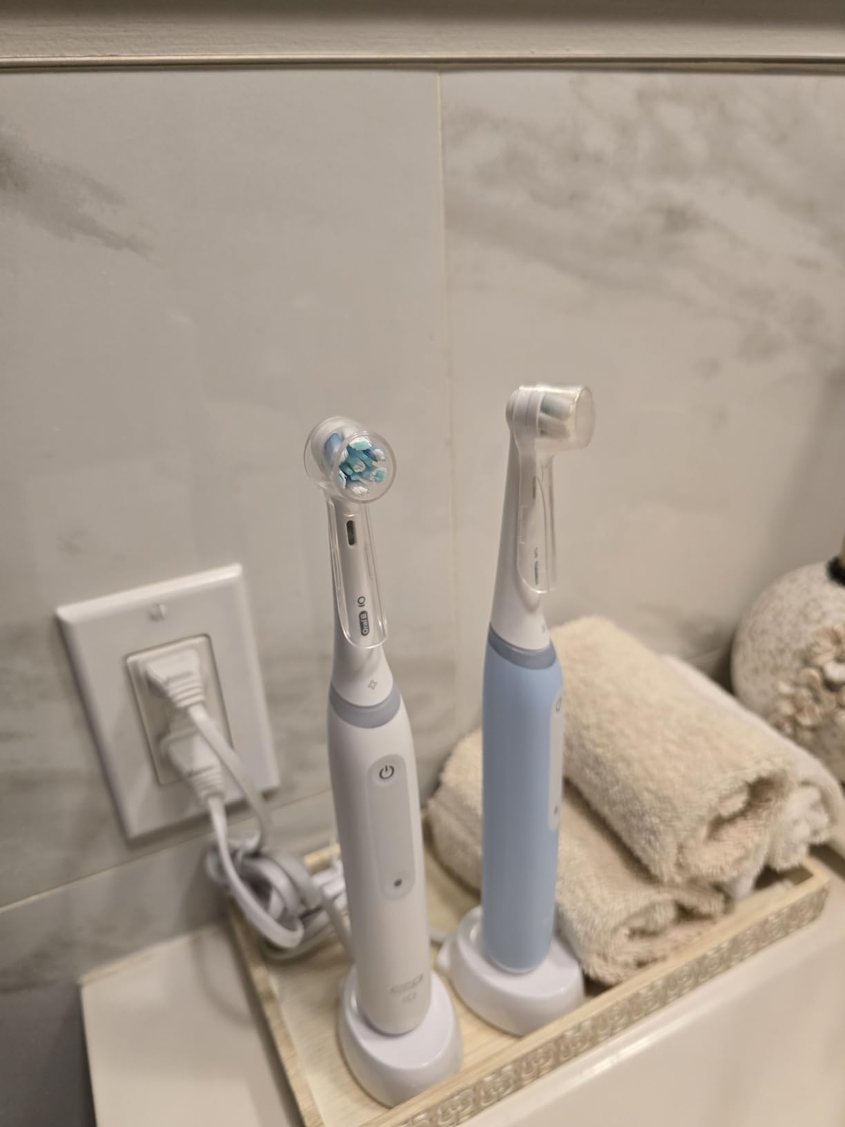 Oral-B iO Series 3 Limited Deep Clean Rechargeable Electric Toothbrush for Adults, Black, 3 Modes, Smart Pressure Sensor, Plaque Removal and Gum Care, 2 Replacement Brush Heads, Travel Case customer photo 2
