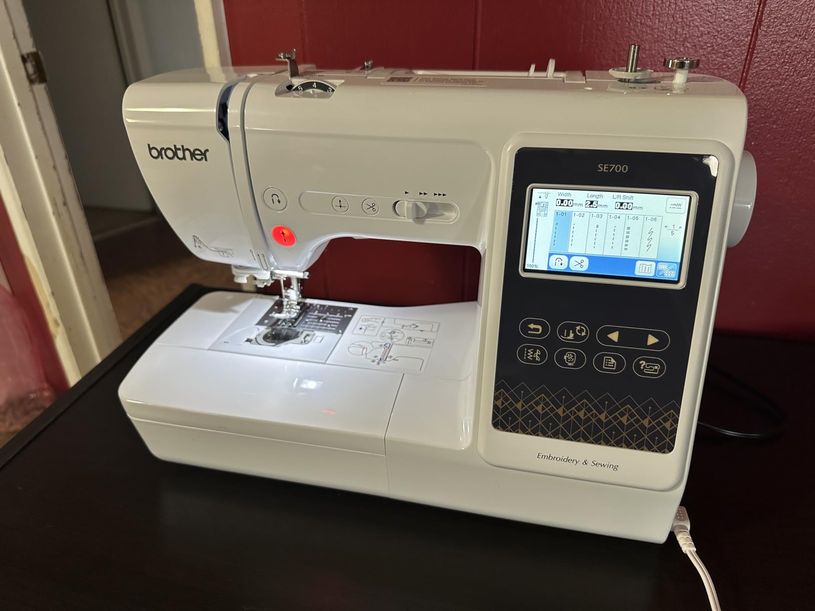 SE700 Sewing and Embroidery Machine, Wireless LAN Connected, 135 Built-in Designs, 103 Built-in Stitches, Computerized, 4