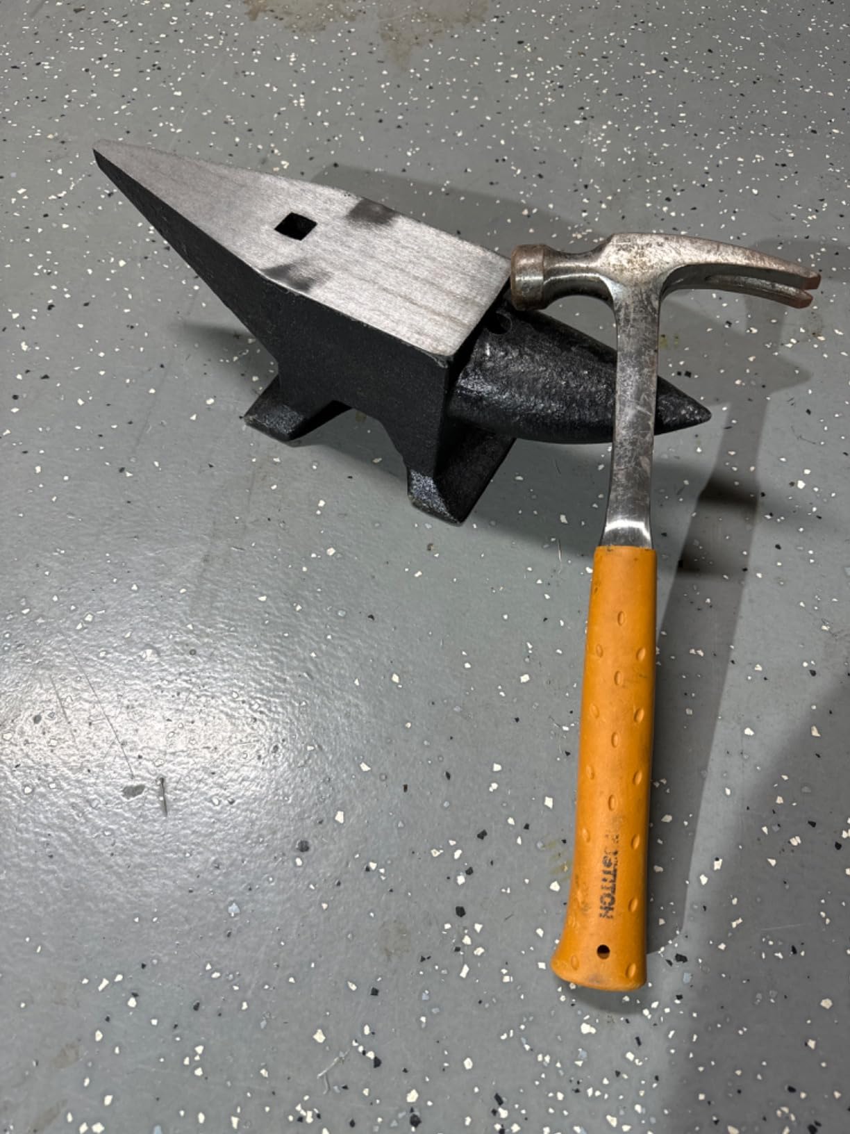 VEVOR Cast Steel Anvil, 22 Lbs Double-Horn Anvil with Large Countertop and Stable Base customer photo 1