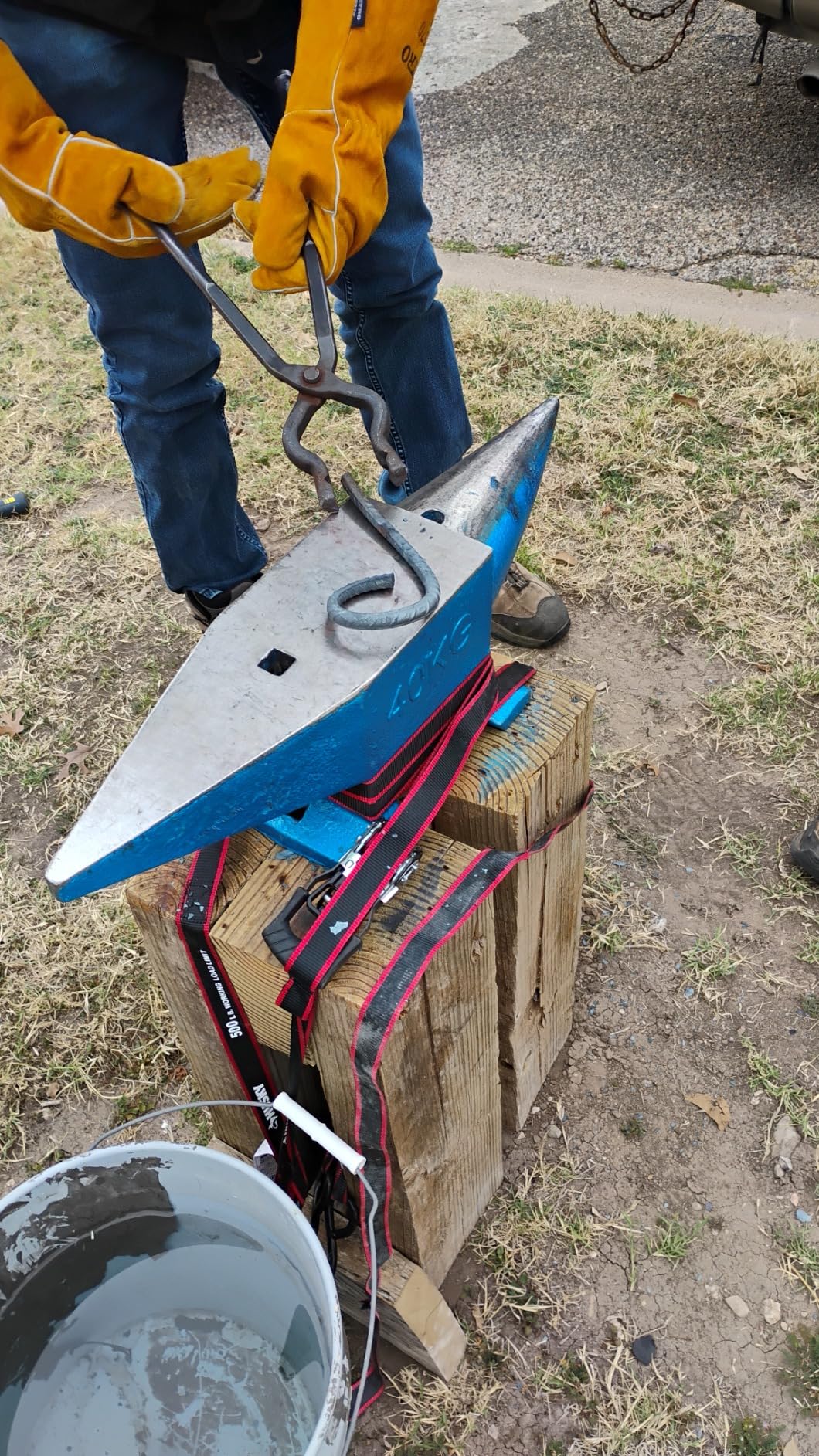 VEVOR Cast Steel Anvil, 22 Lbs Double-Horn Anvil with Large Countertop and Stable Base customer photo 2