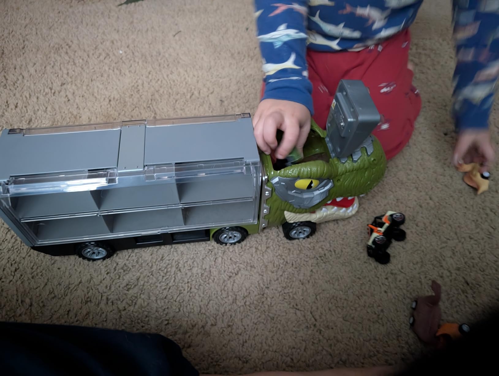 JOYIN 13 in 1 Dinosaur Toys for Kids 3-5, Transport Dinosaur Carrier Truck with 12 Pull Back Cars, Toddler Toys 3-4, Birthday Gifts for 3 4 5+ Year Old Boys customer photo 2