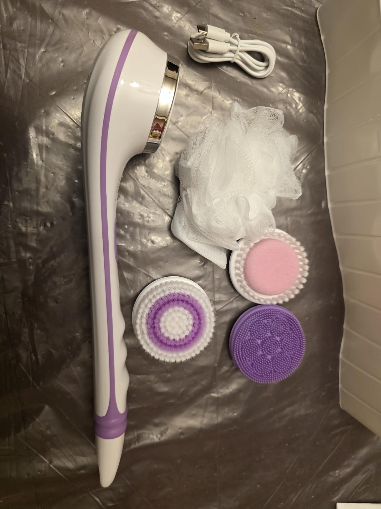 VOYOR Electric Body Brush Back Scrubber for Shower Rechargeable Exfoliating Bath Brush Powered Shower Brush with Non-Slip Long Handle Deep Cleansing, Exfoliation, Massassing Spin Brush BC100 (Grey) customer photo 1