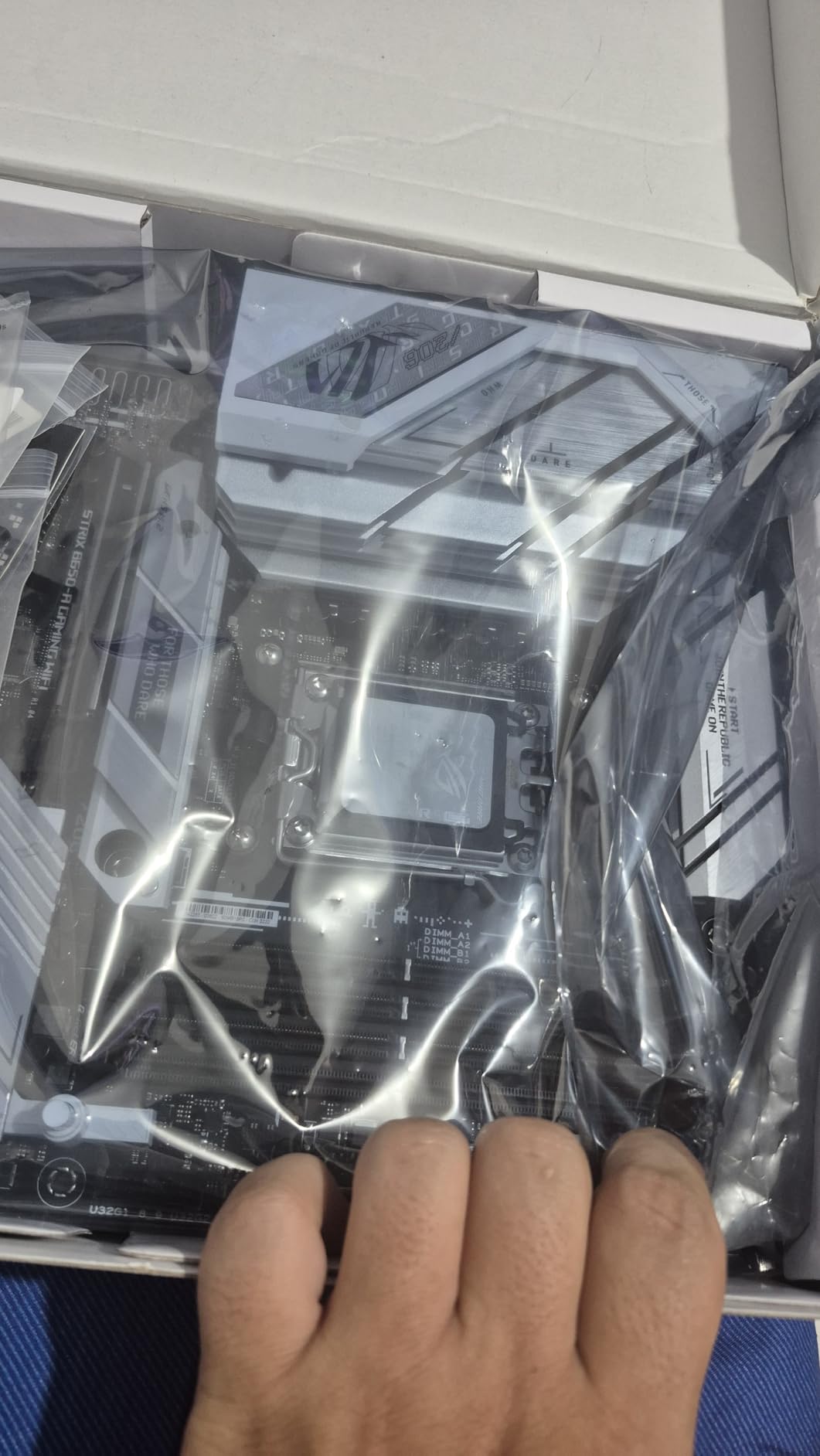 ROG Strix B650-A Gaming WiFi AMD B650 AM5 Ryzen Desktop 9000 8000 & 7000 ATX motherboard, 12 + 2 power stages, DDR5, 3x M.2 slot, PCIe 4.0, 2.5G LAN, WiFi 6E, USB 3.2 Gen 2x2 Type-C, Aura Sync customer photo 1