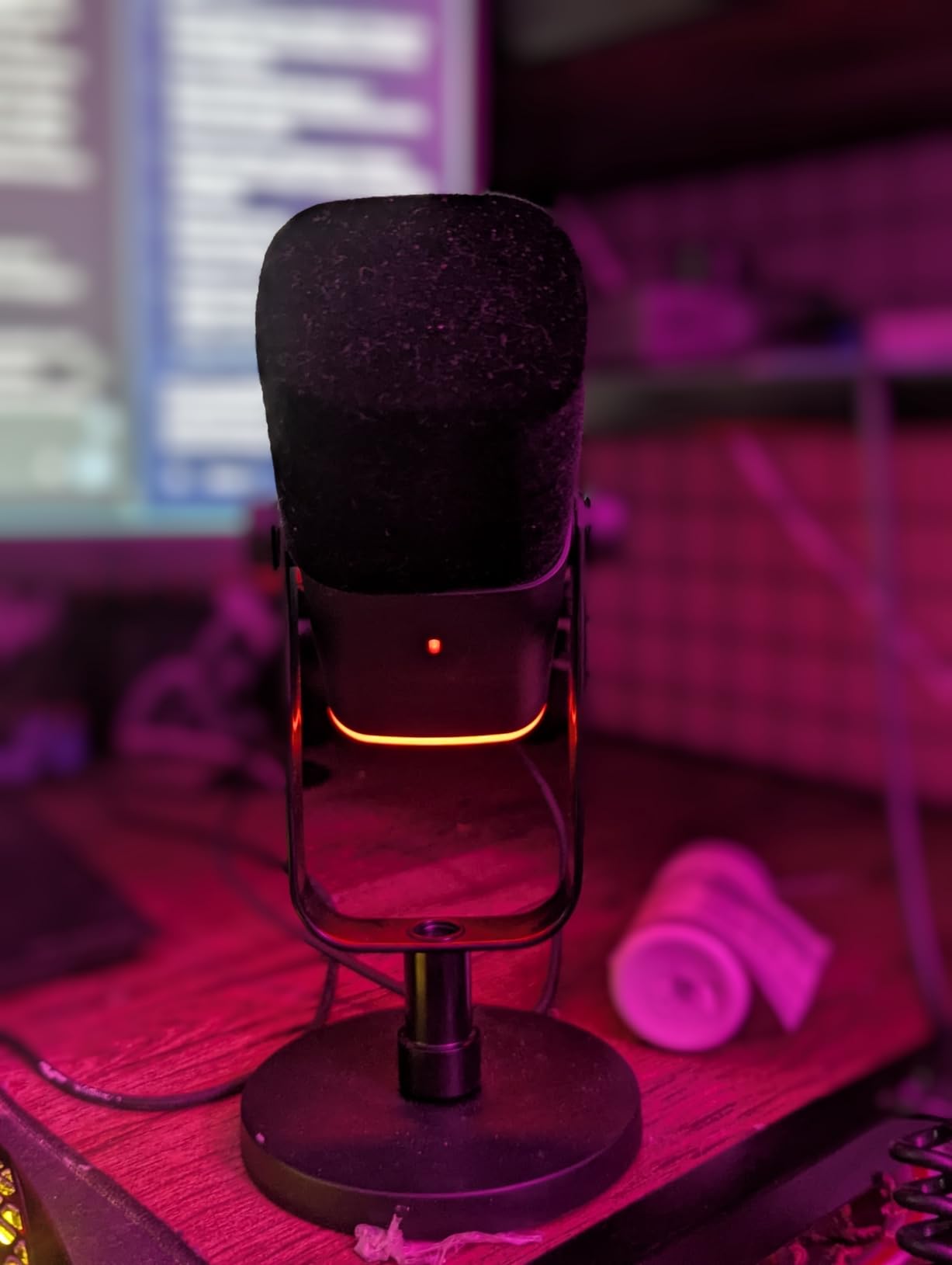 FIFINE USB/XLR Dynamic Microphone for Podcast Recording, PC Computer Gaming Streaming Mic with RGB Light, Mute Button, Headphones Jack, Desktop Stand, Vocal Mic for Singing YouTube - AmpliGame AM8 customer photo 2
