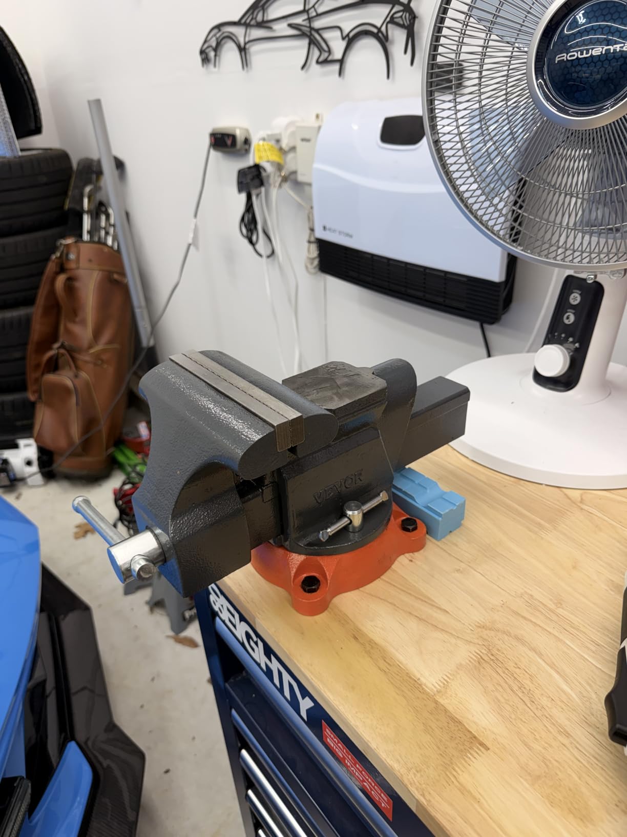 VEVOR Bench Vise, 4.5-inch Jaw Width 3.3-inch Jaw Opening, 240-Degree Swivel Locking Base Multipurpose Vise w/Anvil, Heavy Duty Cast Iron Workbench Vise w/Bolts & Nuts, for Drilling, Pipe Cutting customer photo 2