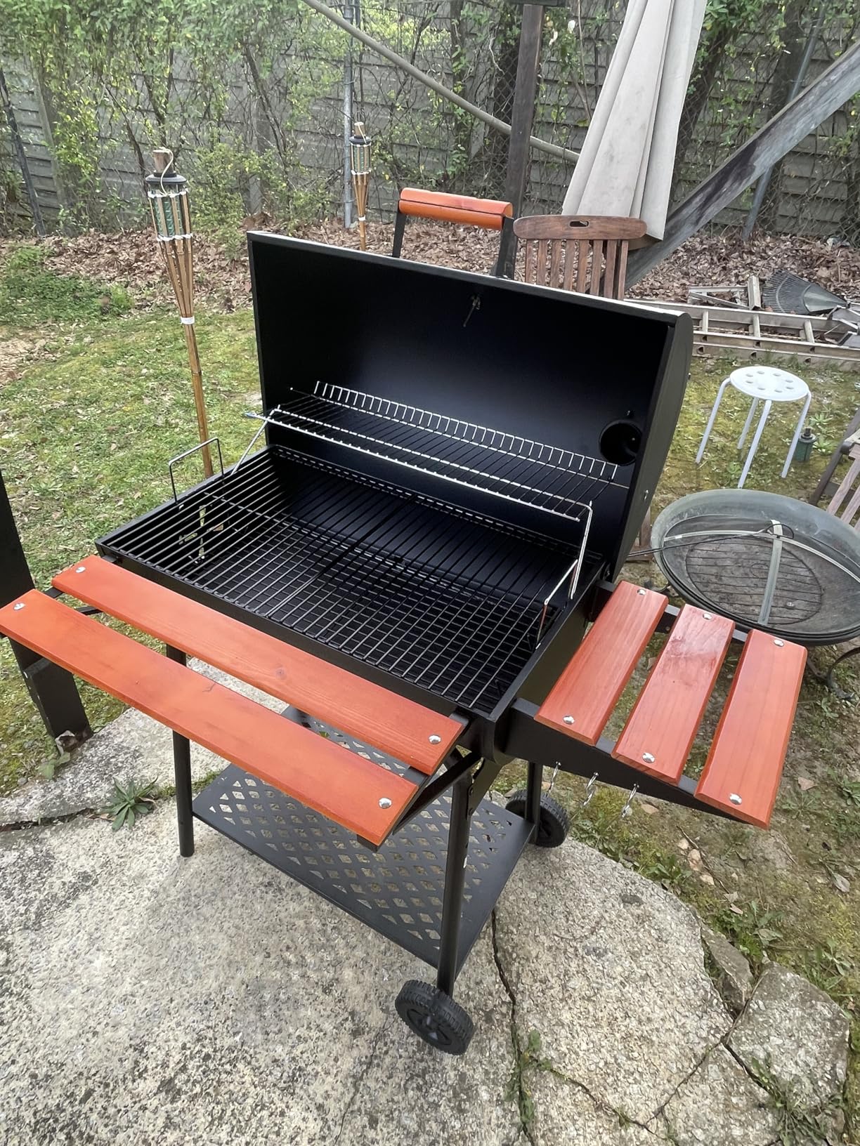Royal Gourmet CC1830V 30 Barrel Charcoal Grill with Wood-Painted Side Front Table, 627 Square Inches Cooking Space, for Outdoor Backyard, Patio and Parties, Black customer photo 1